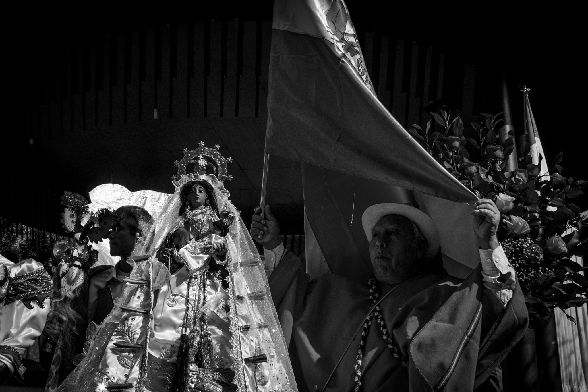 Canon EF-S 18-55mm F3.5-5.6 III sample photo. Virgen y hombre photography