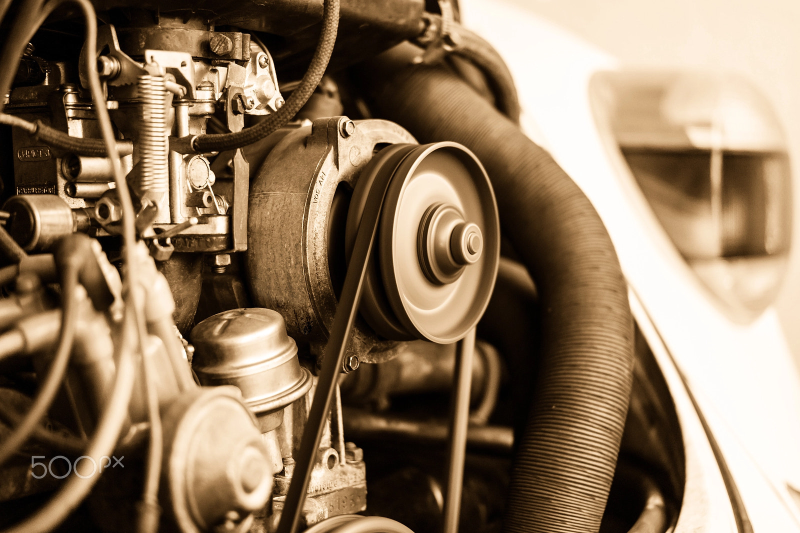Samsung NX30 + Samsung NX 45mm F1.8 sample photo. Running vw beetle engine photography