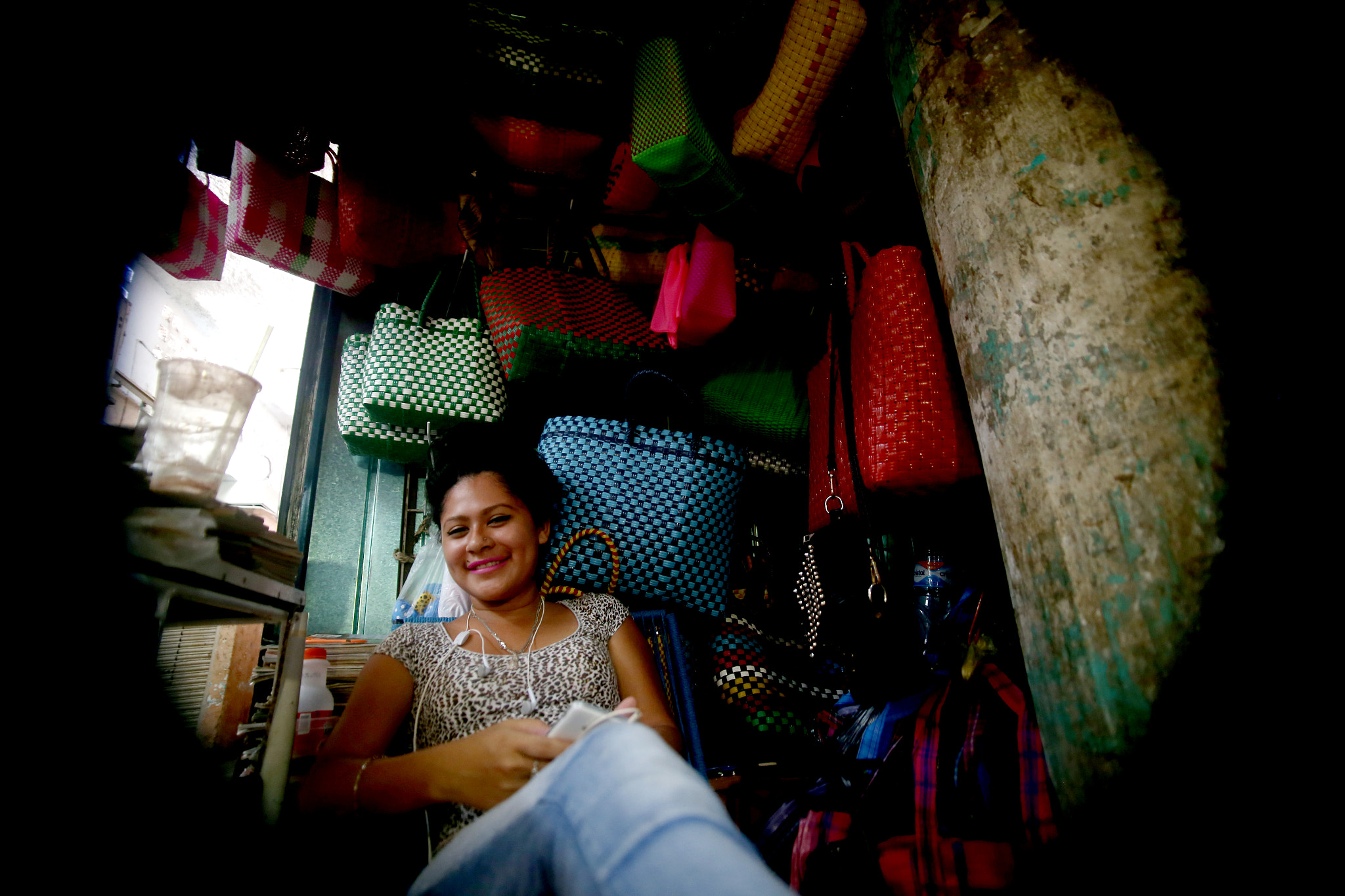Sigma 17-70mm F2.8-4 DC Macro OS HSM sample photo. Ocio en el mercado photography