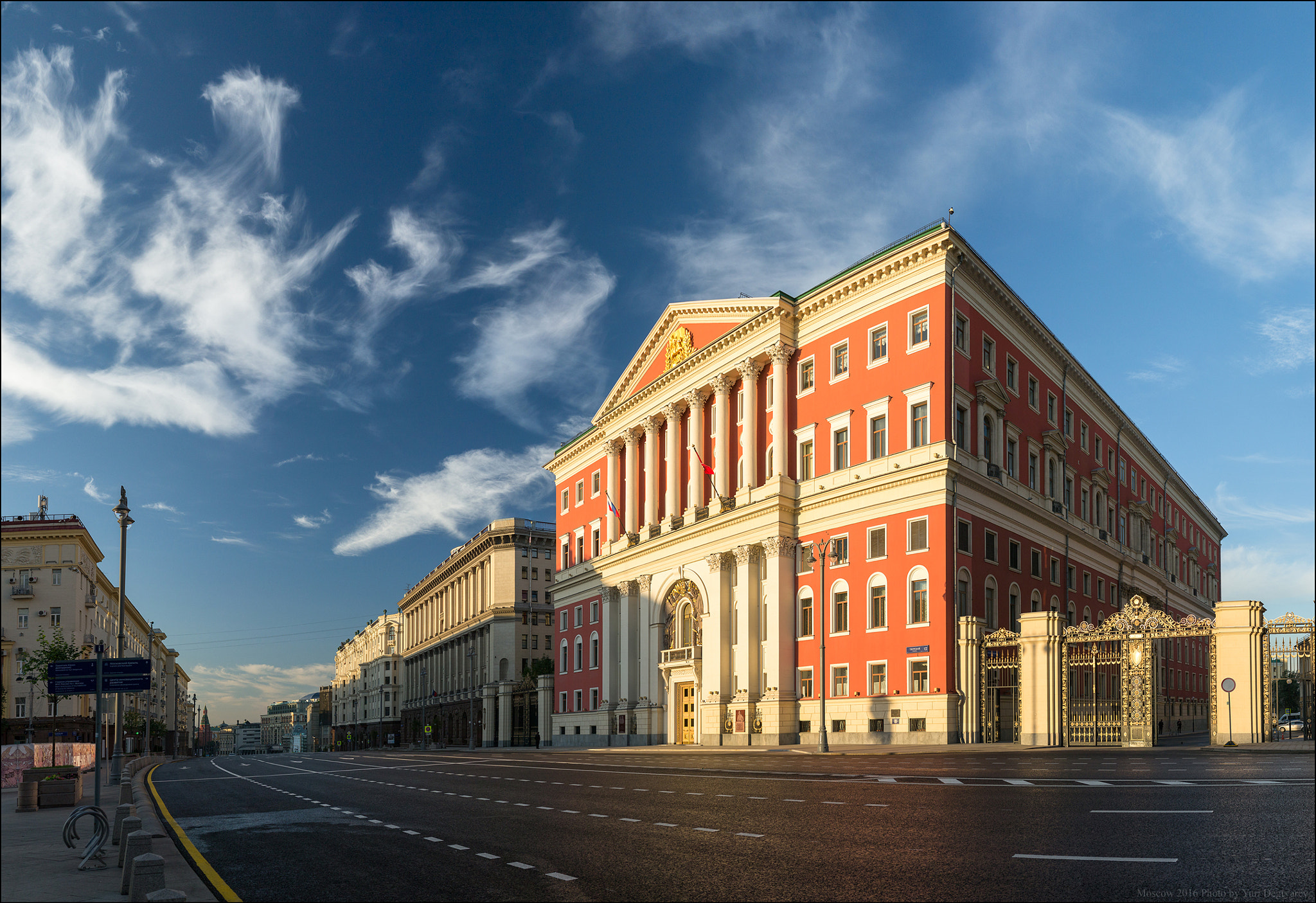 Panasonic Lumix DMC-G3 + Panasonic Leica DG Summilux 25mm F1.4 II ASPH sample photo. Russia. moscow. city hall in moscow. photography