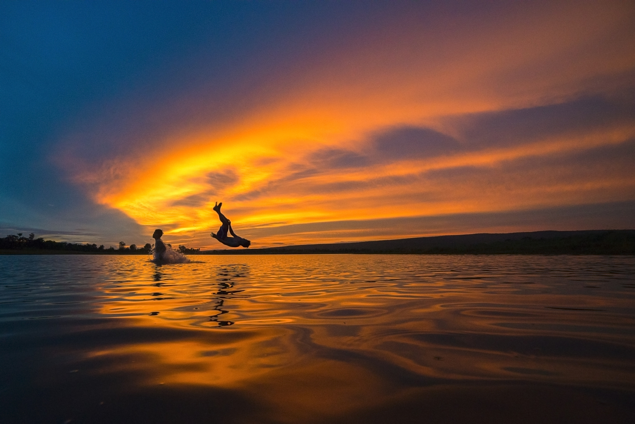 Samyang 14mm F2.8 ED AS IF UMC sample photo. The funny moment at the lake photography