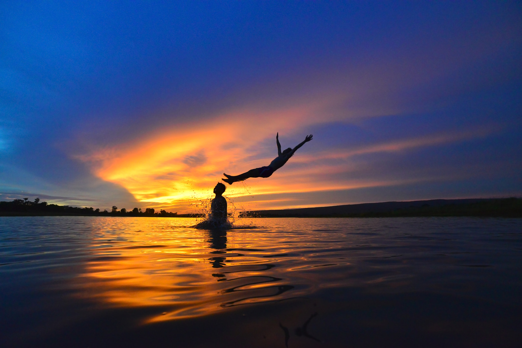 Samyang 14mm F2.8 ED AS IF UMC sample photo. The funny moment at the lake photography