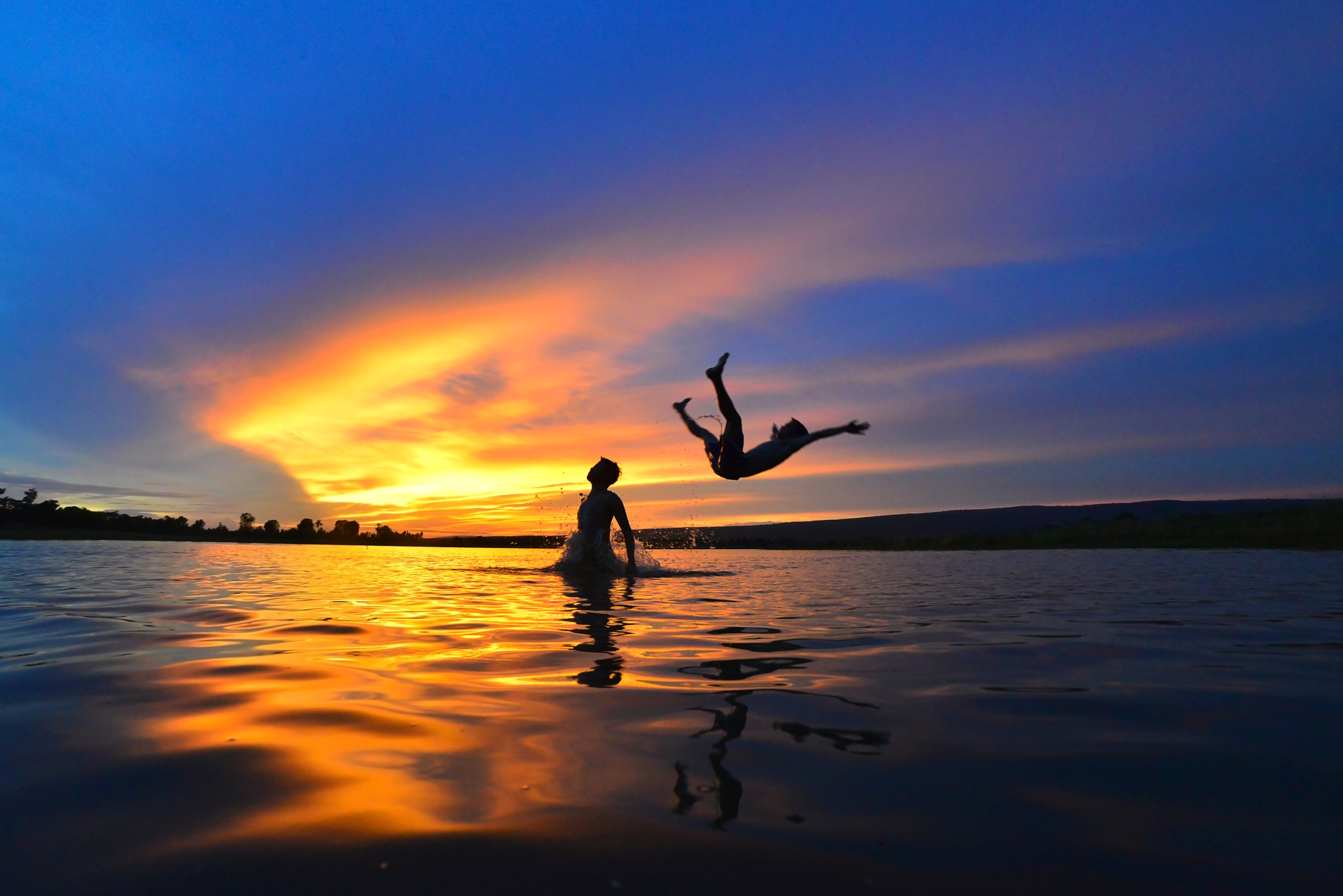 Samyang 14mm F2.8 ED AS IF UMC sample photo. The funny moment at the lake photography