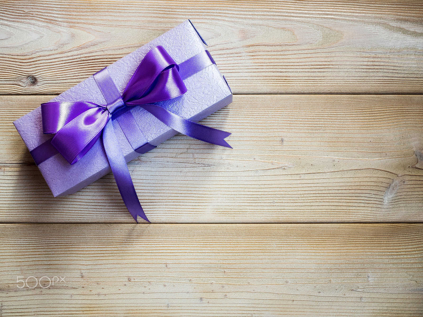 Olympus OM-D E-M1 + OLYMPUS 14-54mm Lens sample photo. Gift box on the wooden board photography
