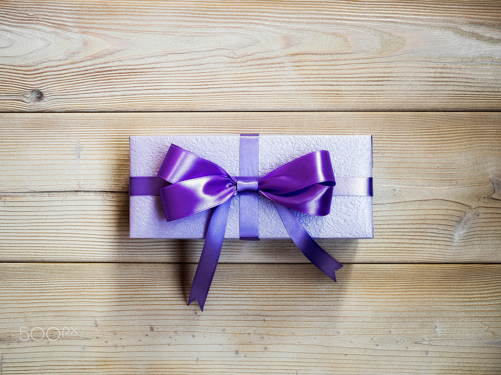 Olympus OM-D E-M1 + OLYMPUS 14-54mm Lens sample photo. Gift box on the wooden board photography
