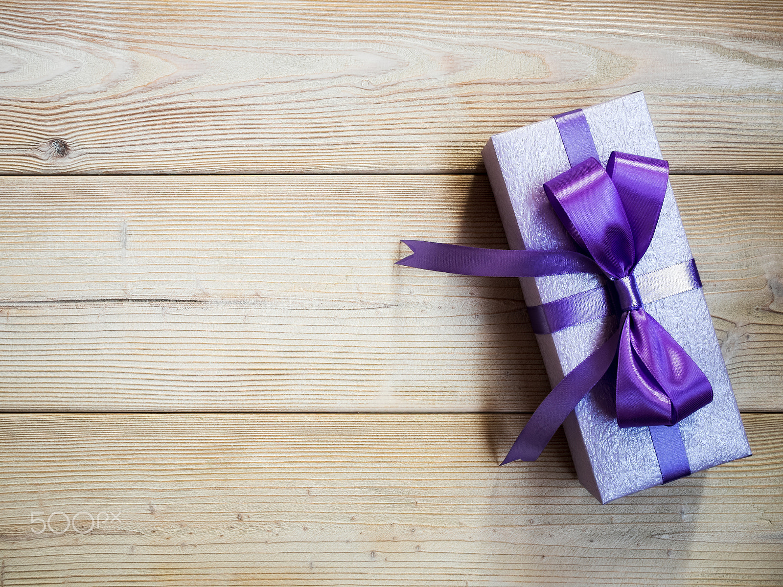 Olympus OM-D E-M1 + OLYMPUS 14-54mm Lens sample photo. Gift box on the wooden board photography