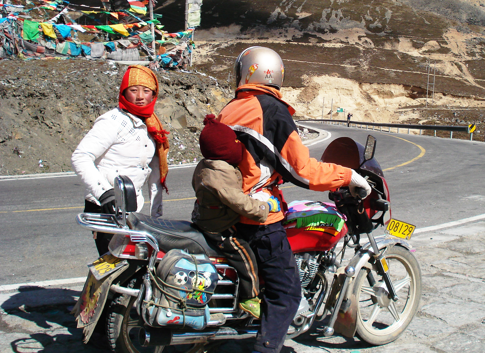 Sony DSC-W70 sample photo. A family in the road photography