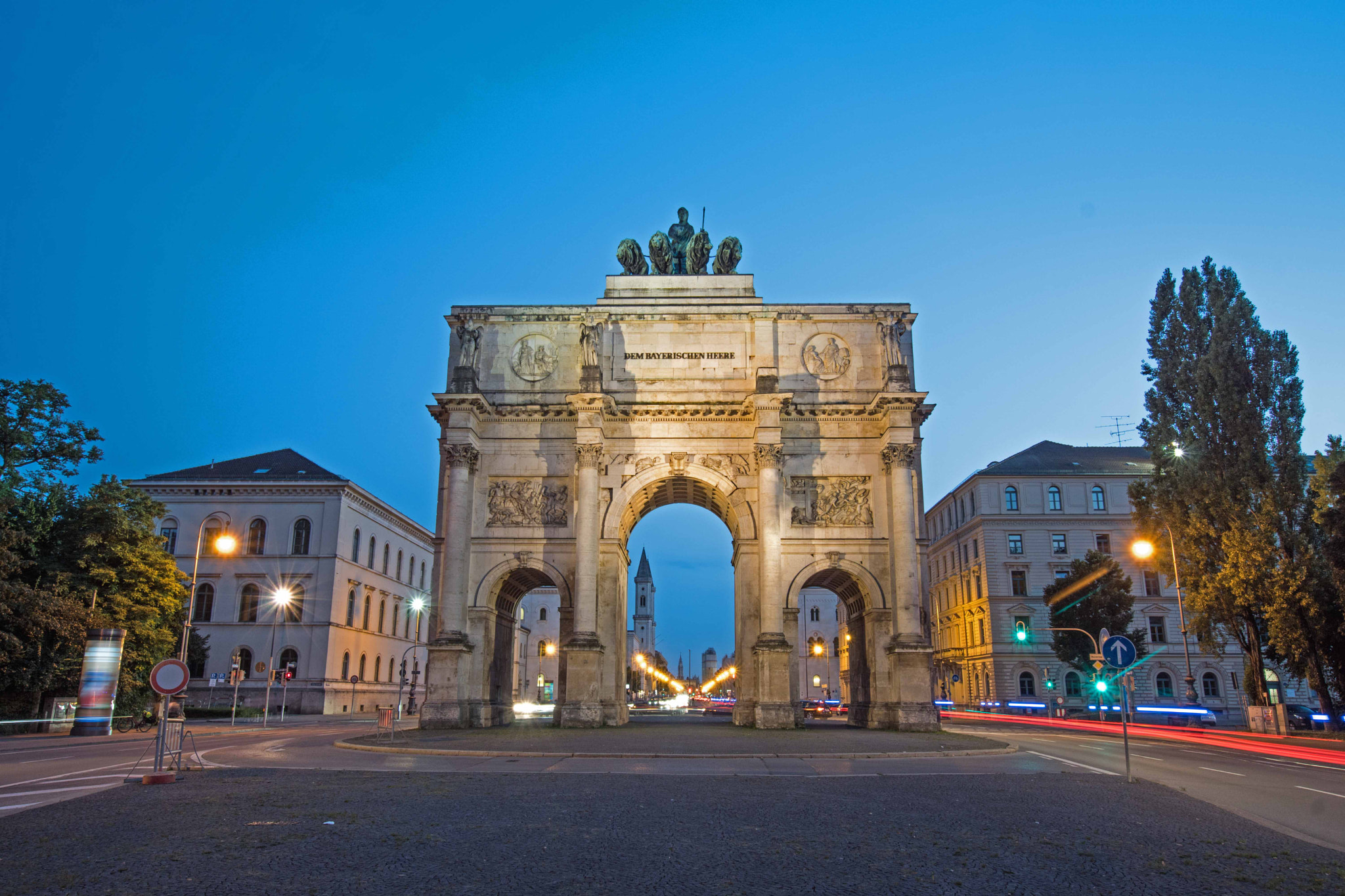 Sony ILCA-77M2 + Sigma 10-20mm F3.5 EX DC HSM sample photo. Siegestor munich photography