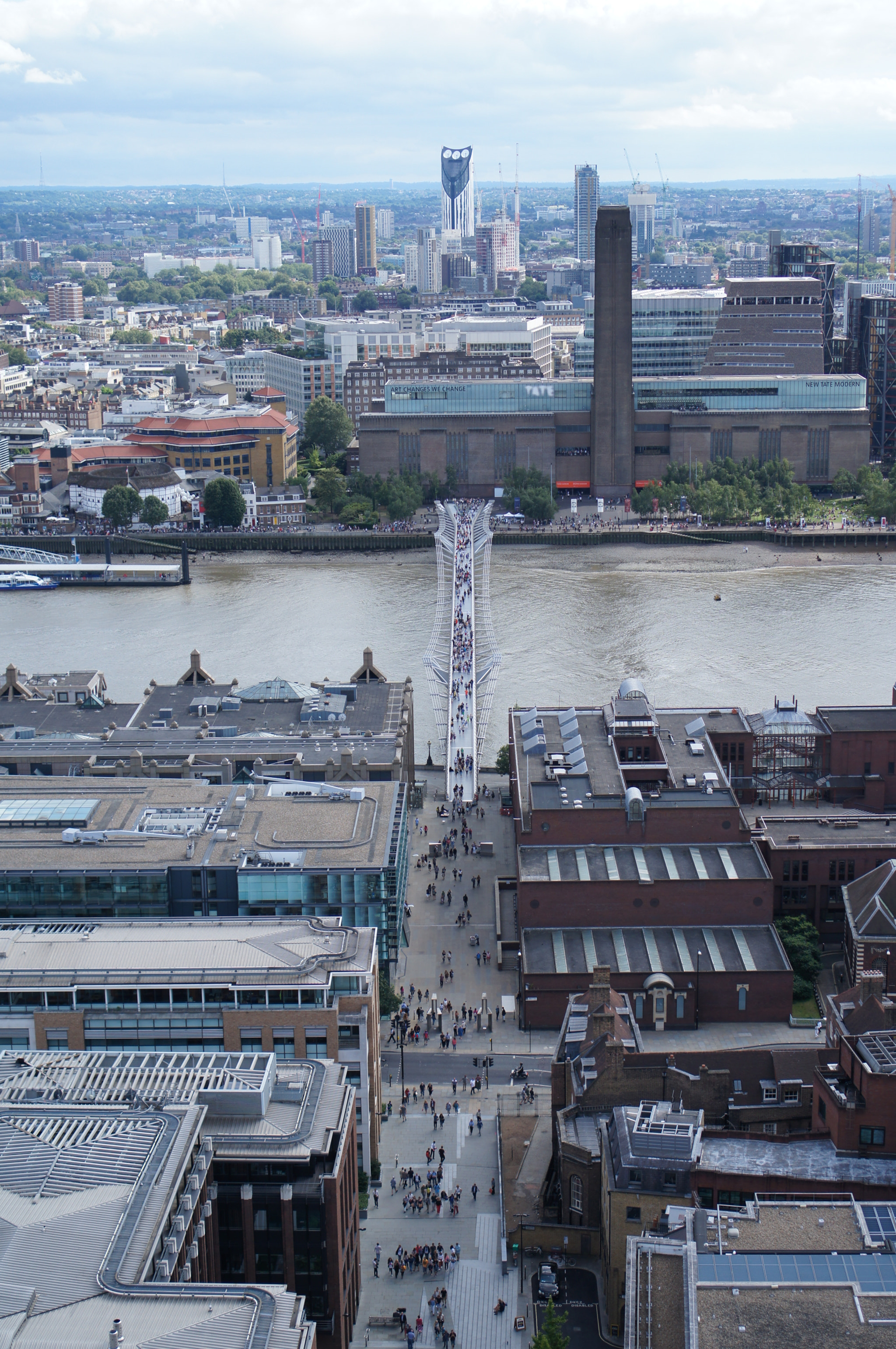 Sony Alpha NEX-C3 + Sony E 35mm F1.8 OSS sample photo. Pedestrians on the millenium bridge photography