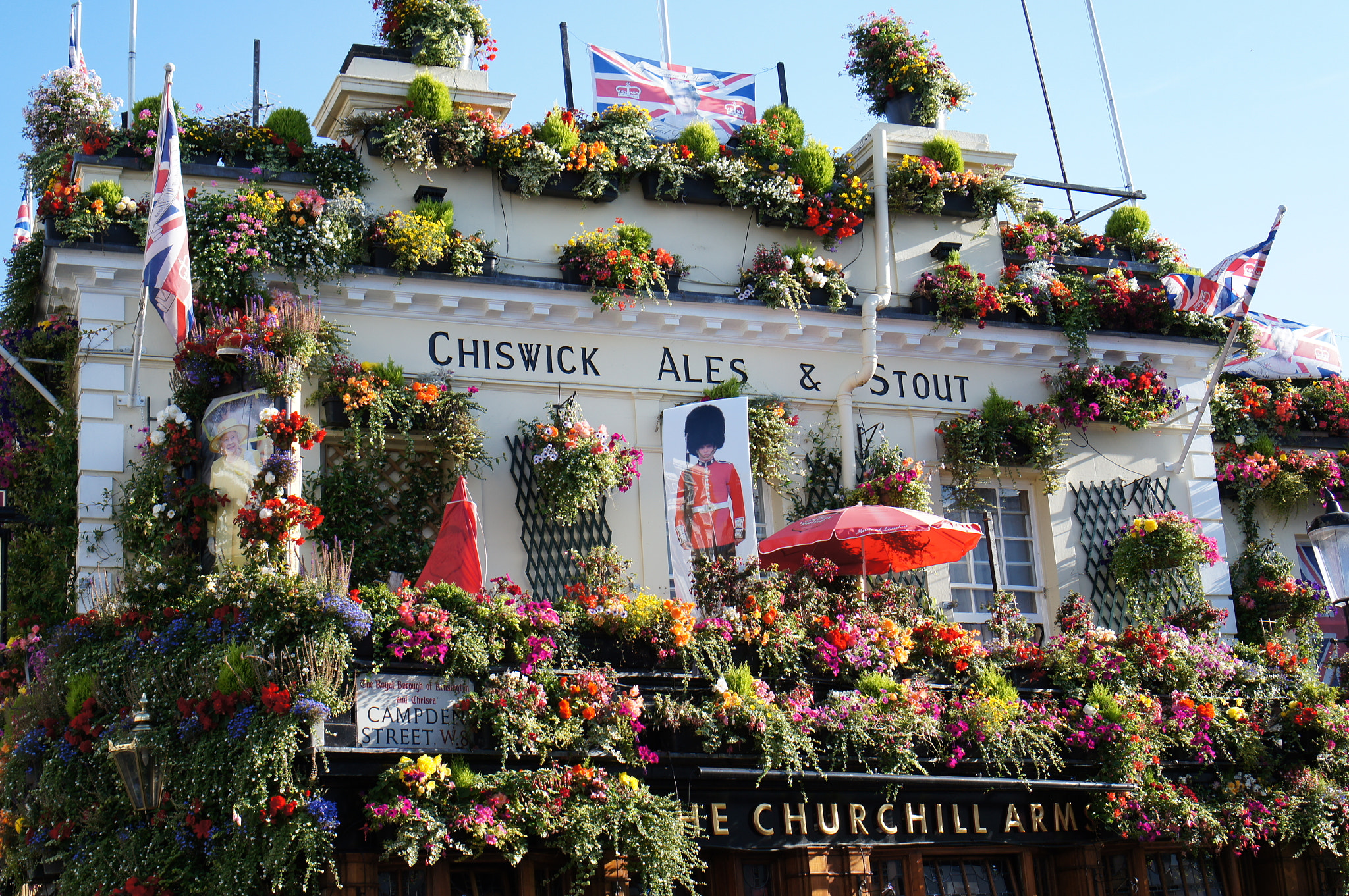 Sony Alpha NEX-C3 + Sony E 35mm F1.8 OSS sample photo. Flowers at the churchill arms photography