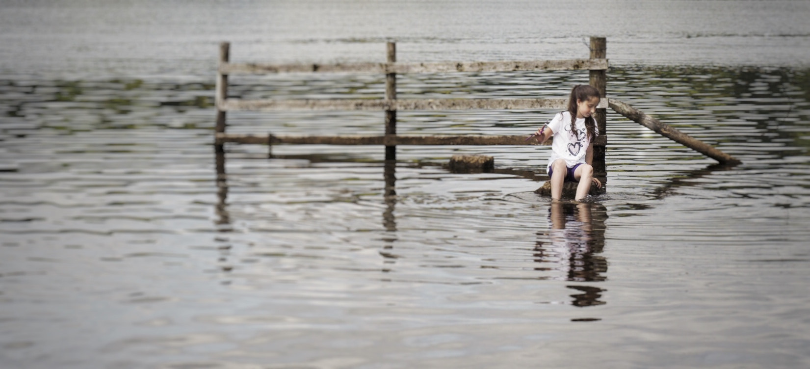 Olympus OM-D E-M5 II + Olympus M.Zuiko Digital ED 12-40mm F2.8 Pro sample photo. Girl in the lake photography