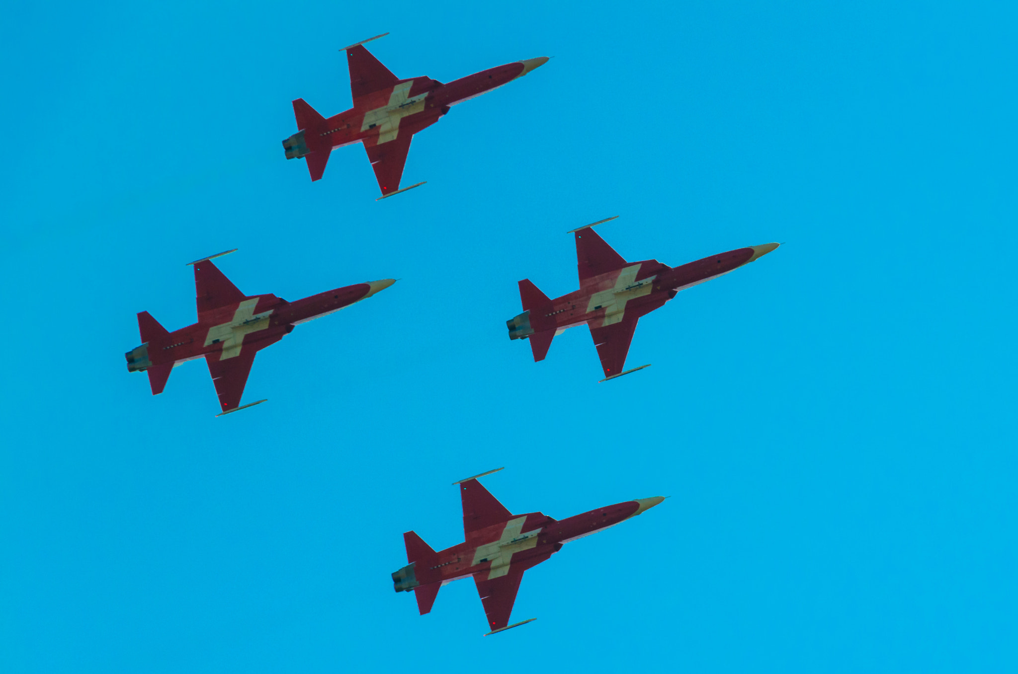 Sigma 18-250mm F3.5-6.3 DC OS HSM sample photo. Patrouille suisse wangen lachen training photography