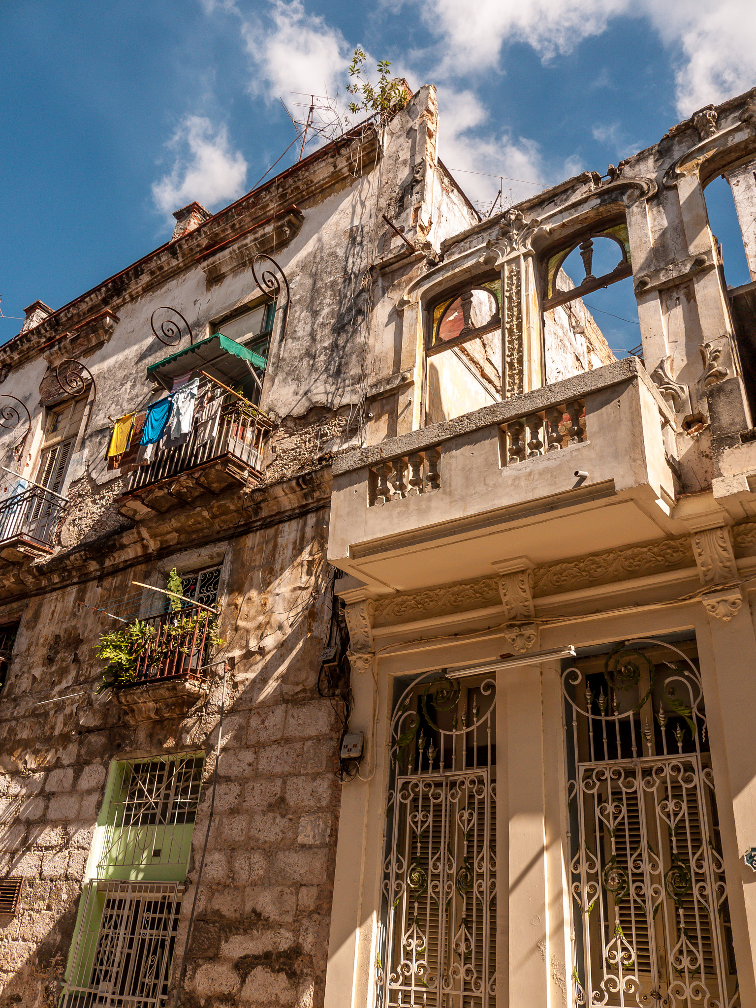 Panasonic Lumix DMC-GF1 sample photo. Housing in la habana photography