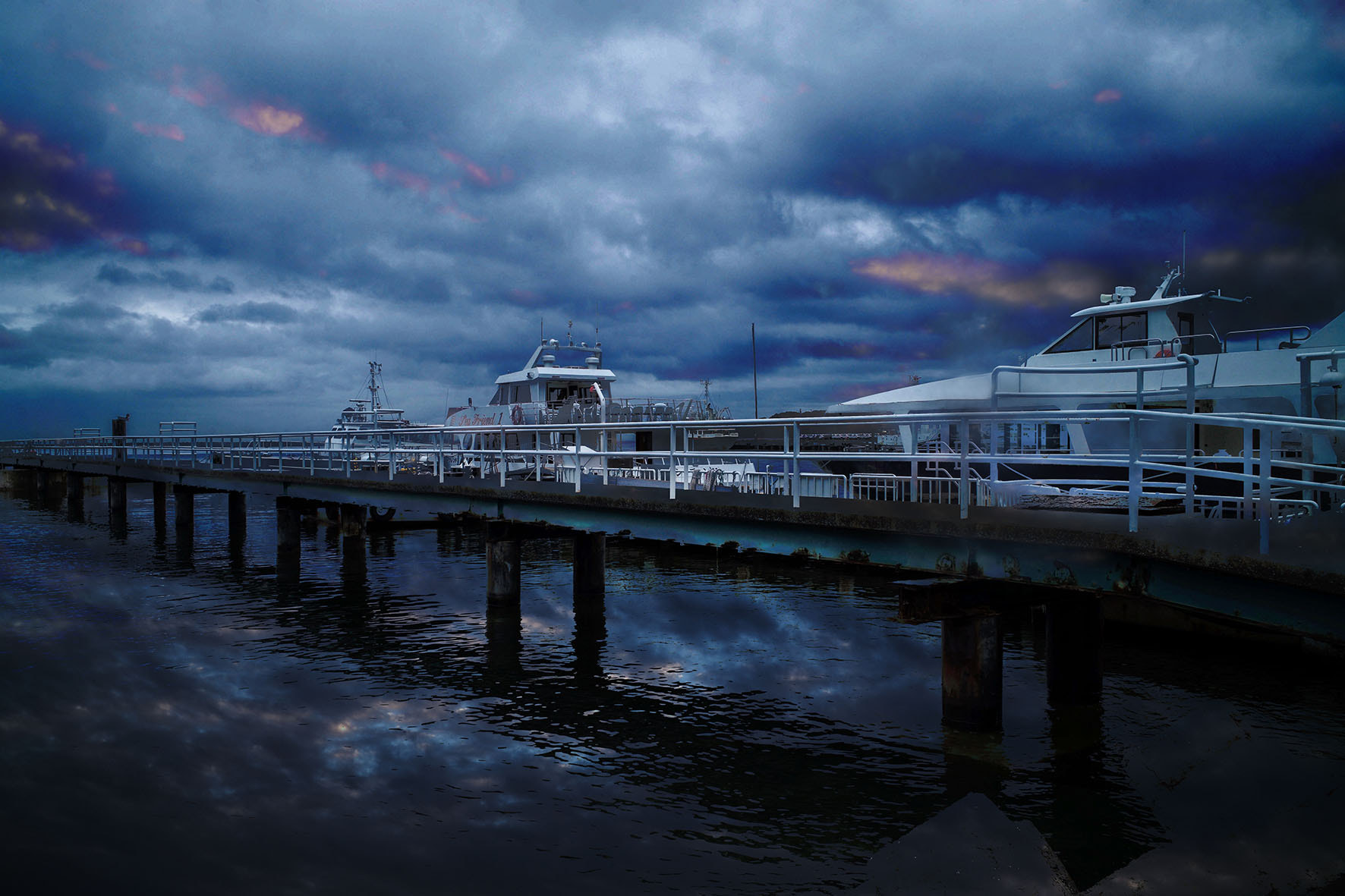 Elmarit-M 1:2.8/21 sample photo. A pier photography