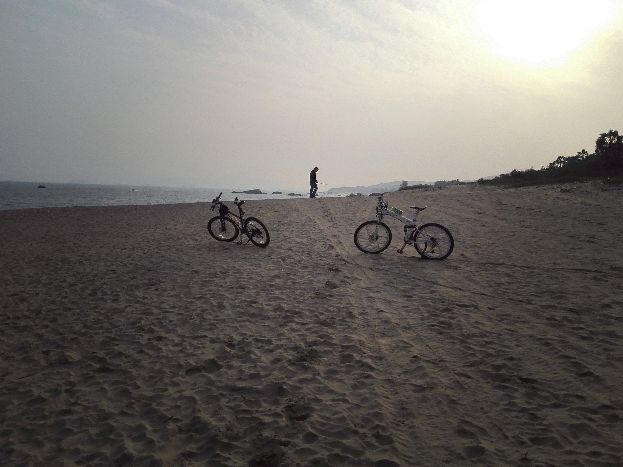 HUAWEI PE-CL00 sample photo. Beach&bicycles&man photography