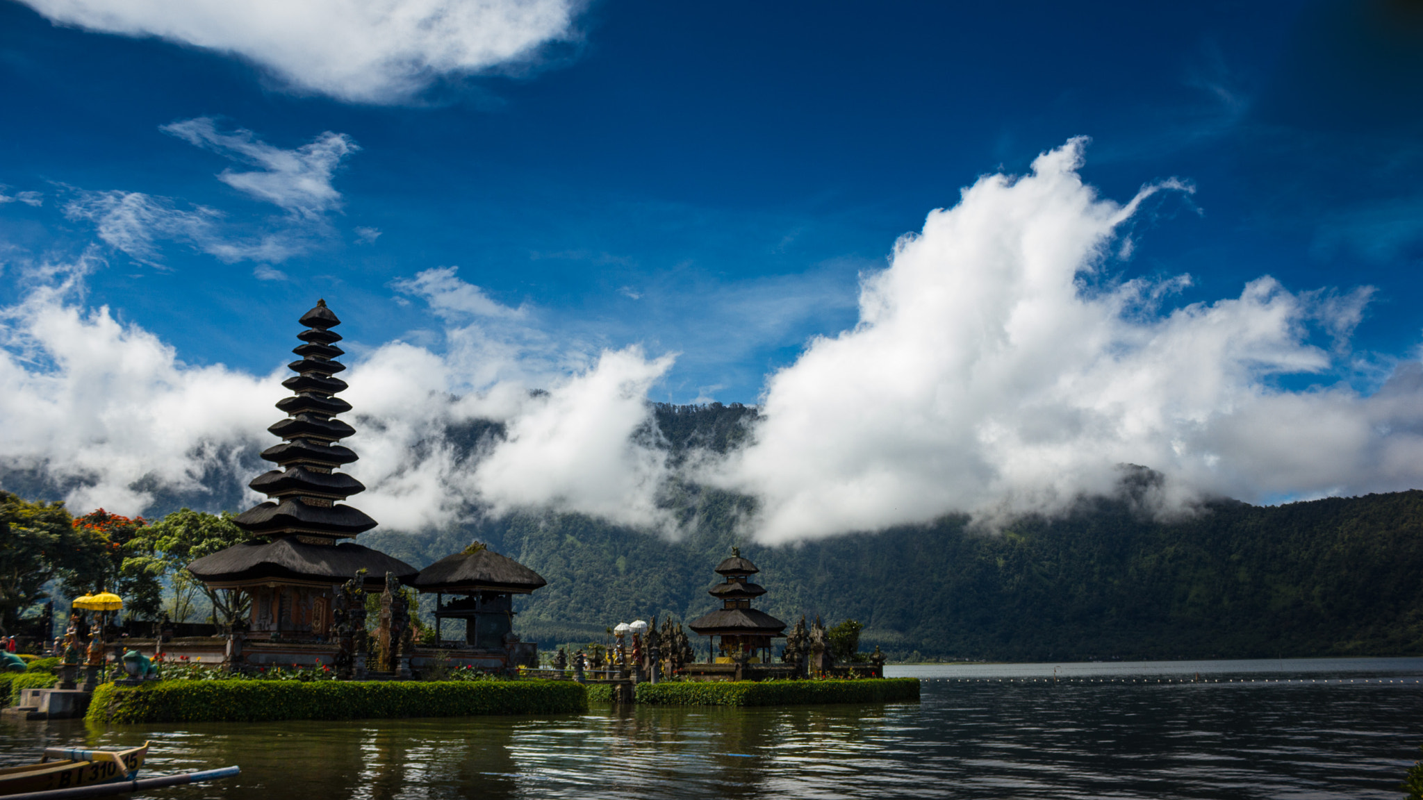 Canon EOS 550D (EOS Rebel T2i / EOS Kiss X4) + Canon EF-S 18-55mm F3.5-5.6 IS II sample photo. Ulun danu temple photography