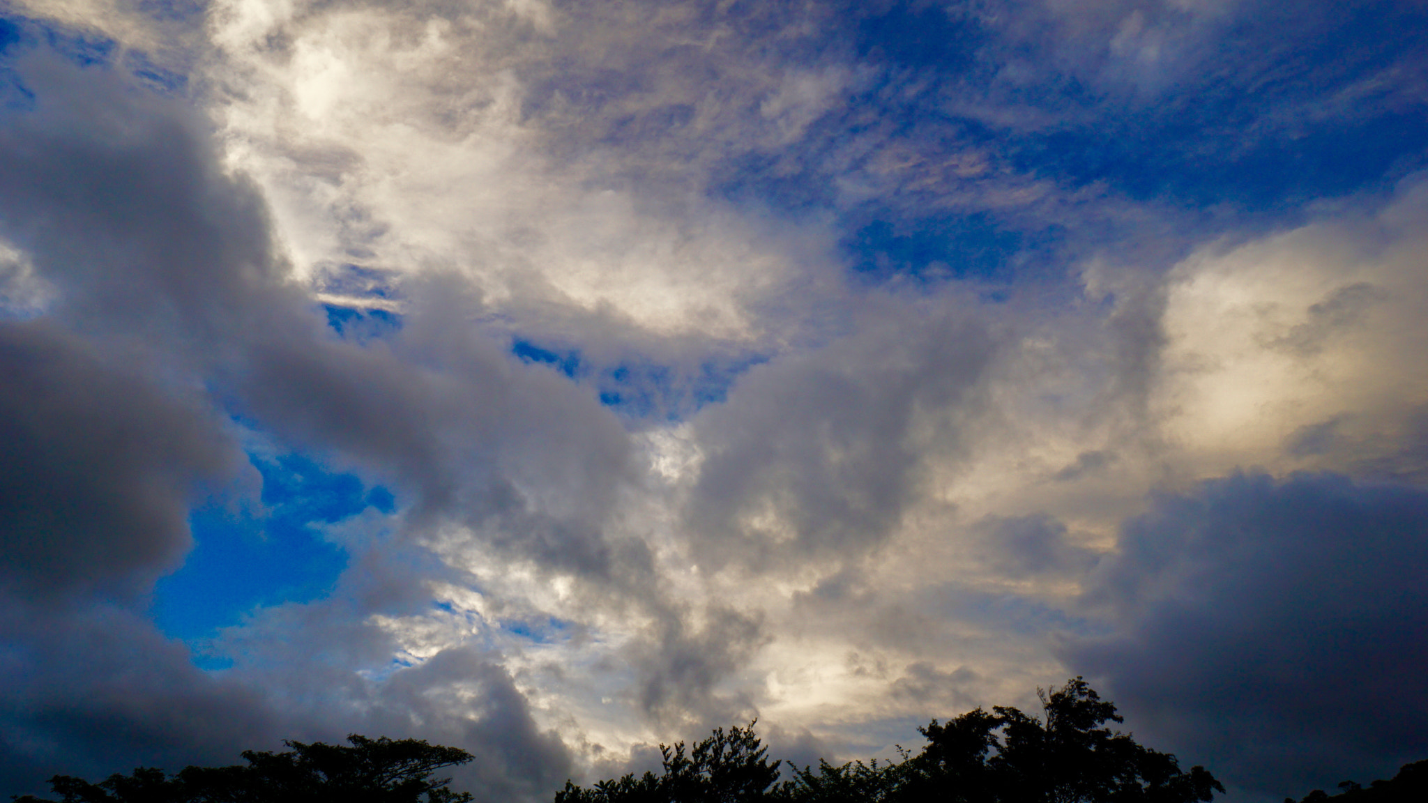 Sony a6000 + Sony E 10-18mm F4 OSS sample photo. Clouds of silhouette photography