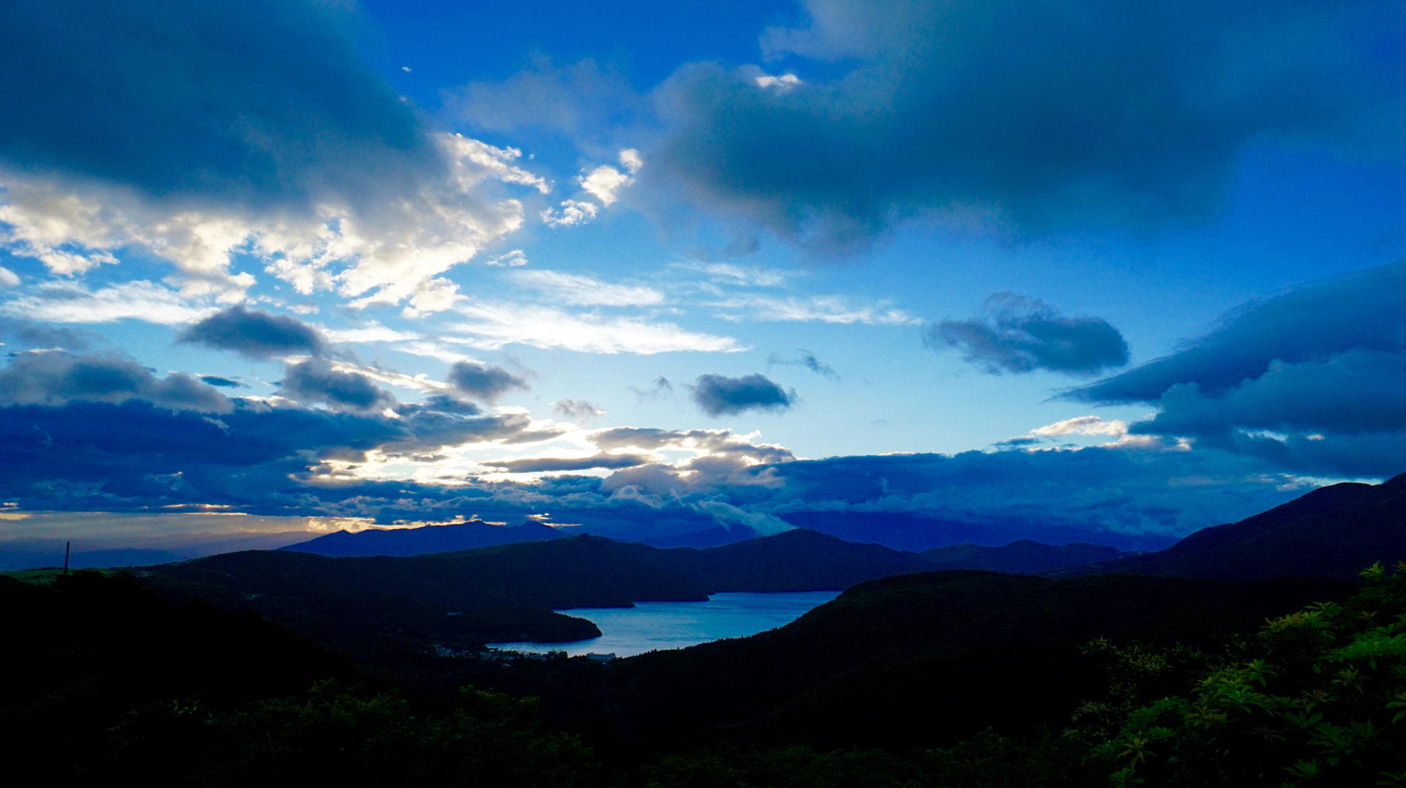 Sony a6000 + Sony E 10-18mm F4 OSS sample photo. Sunset on asino-lake photography