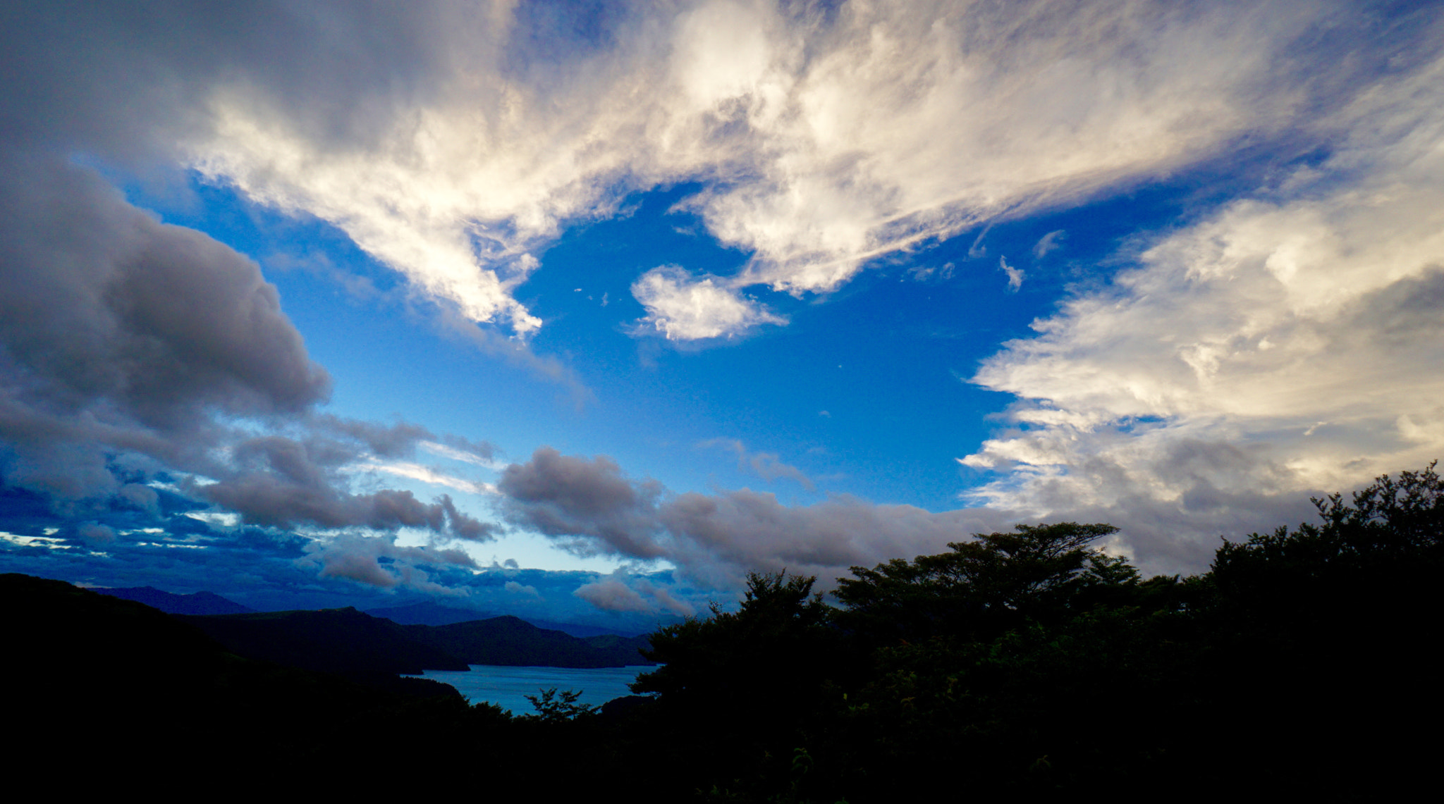 Sony a6000 + Sony E 10-18mm F4 OSS sample photo. Sunlight reflection on clouds photography