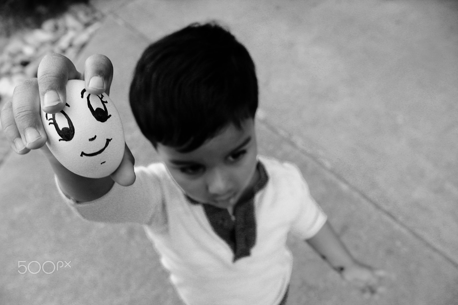 Canon EF-S 18-55mm F3.5-5.6 IS II sample photo. Kid holding happy face smiley egg photography