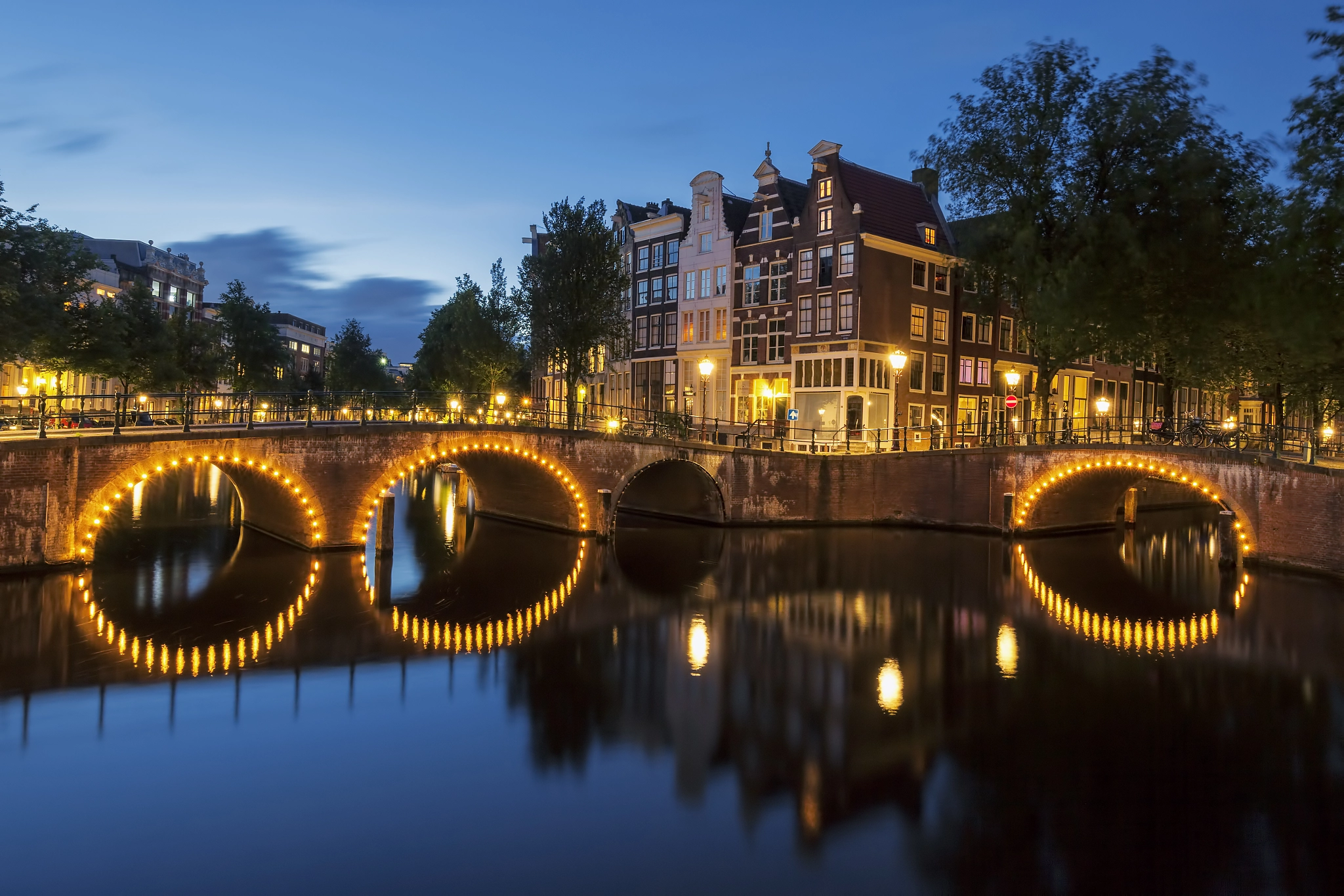 Canon EF 11-24mm F4L USM sample photo. Amsterdam canal by night photography