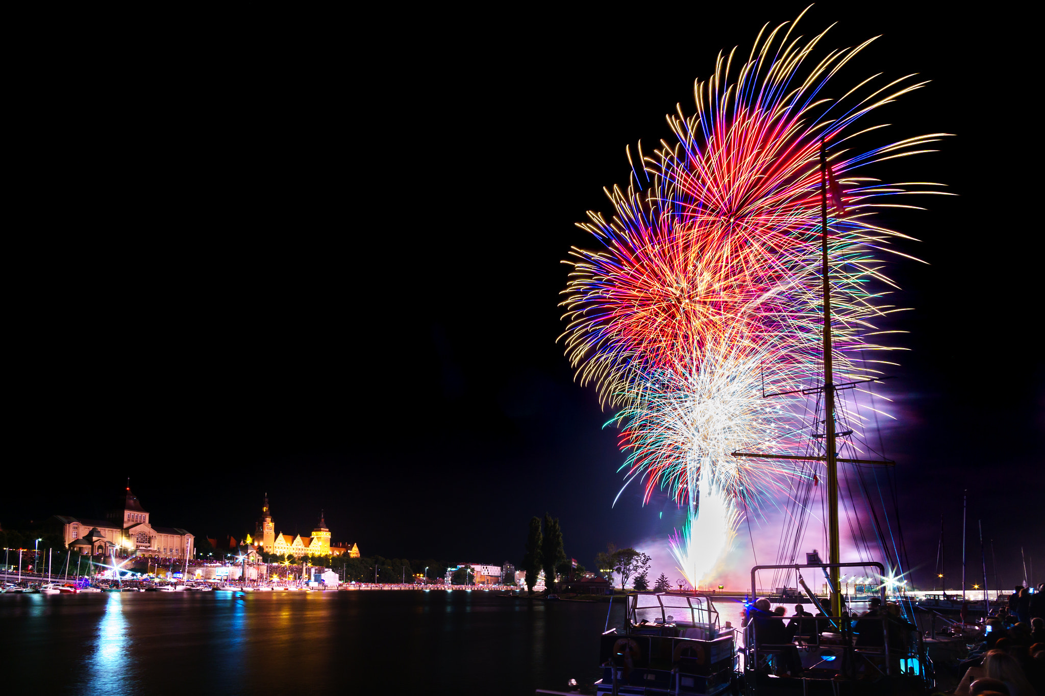 Samyang 12mm F2.0 NCS CS sample photo. Big fireworks on pyromagic 2016 in szczecin photography