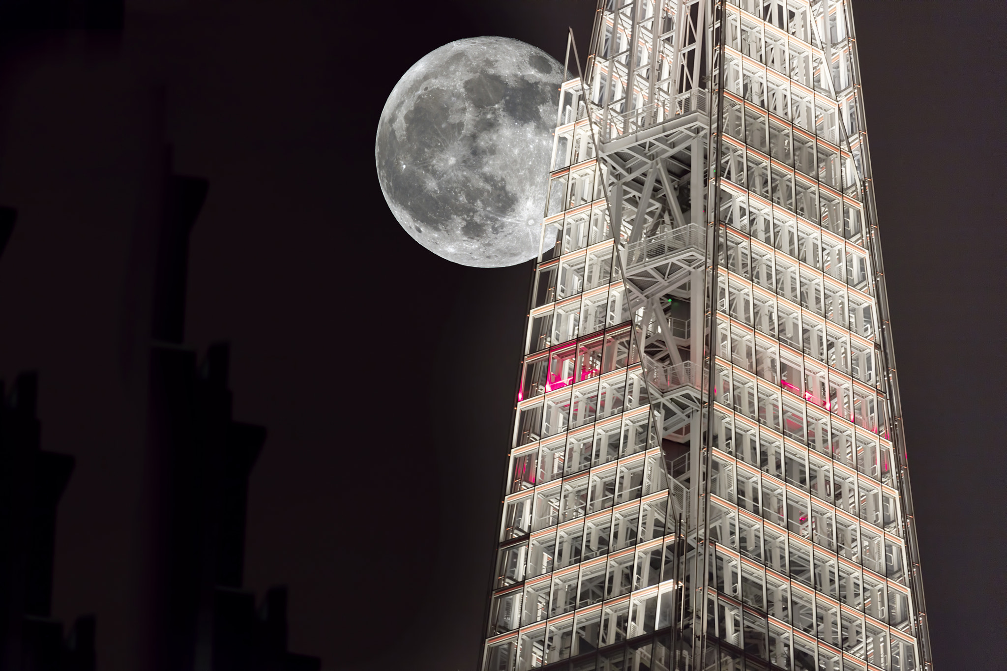 Canon EOS 5DS R + Canon EF 100-400mm F4.5-5.6L IS USM sample photo. The shard and moon photography