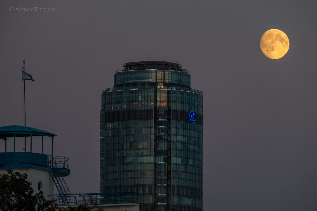 Fujifilm X-E1 + Fujifilm XC 50-230mm F4.5-6.7 OIS sample photo. The moon on the background of vysotsky photography