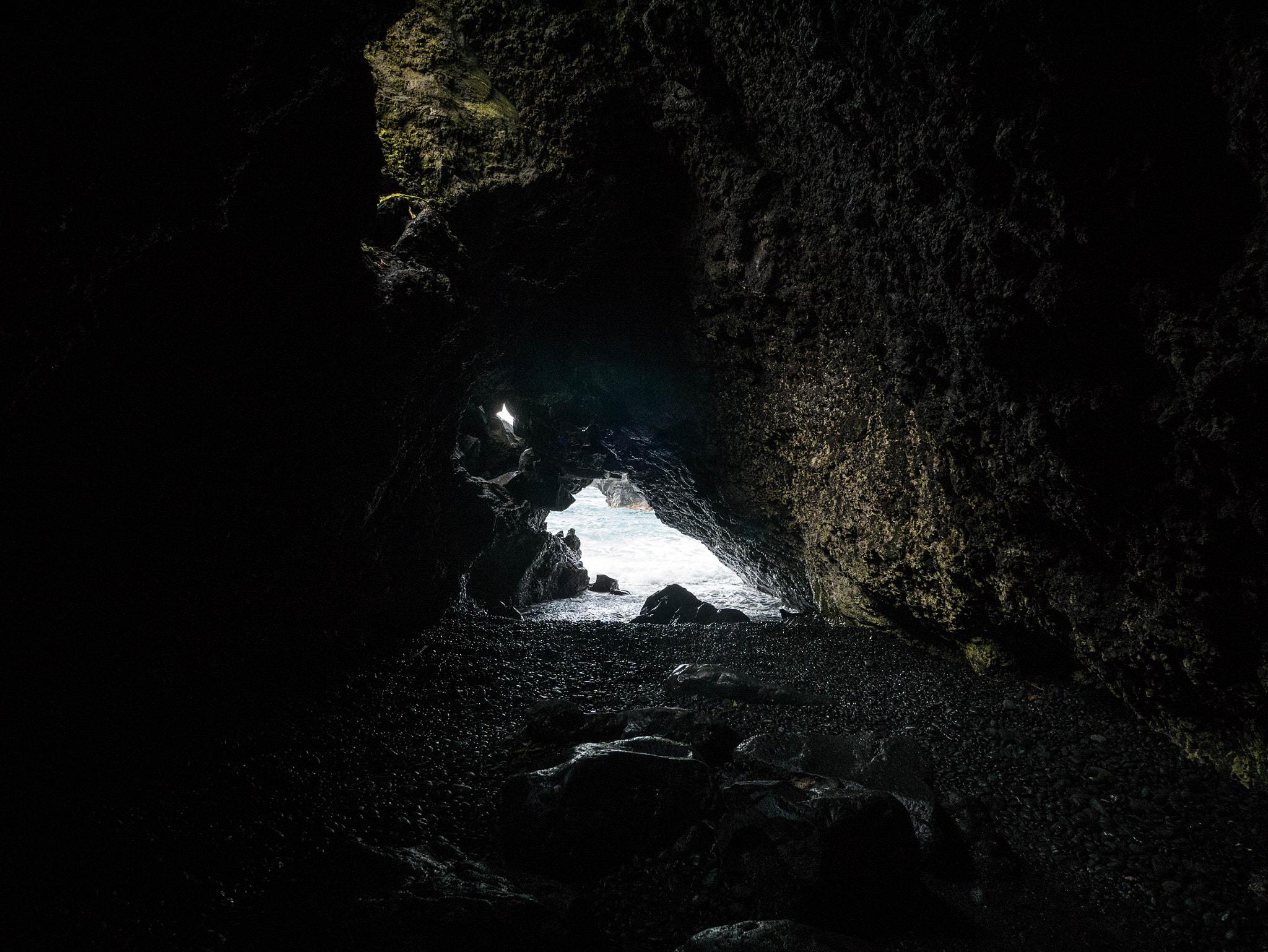 Panasonic Lumix DMC-GX7 + Panasonic Lumix G Vario 7-14mm F4 ASPH sample photo. Black sand cave photography