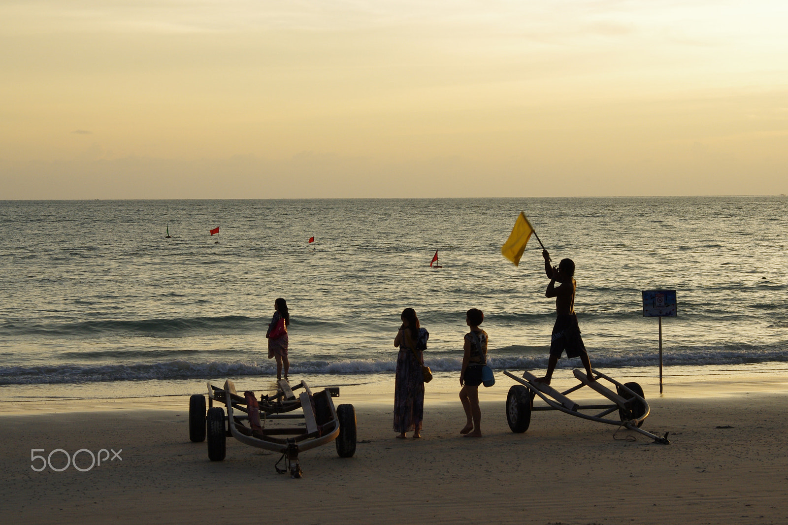 smc PENTAX-DA L 50-200mm F4-5.6 ED sample photo. Waiting home-the beach photography