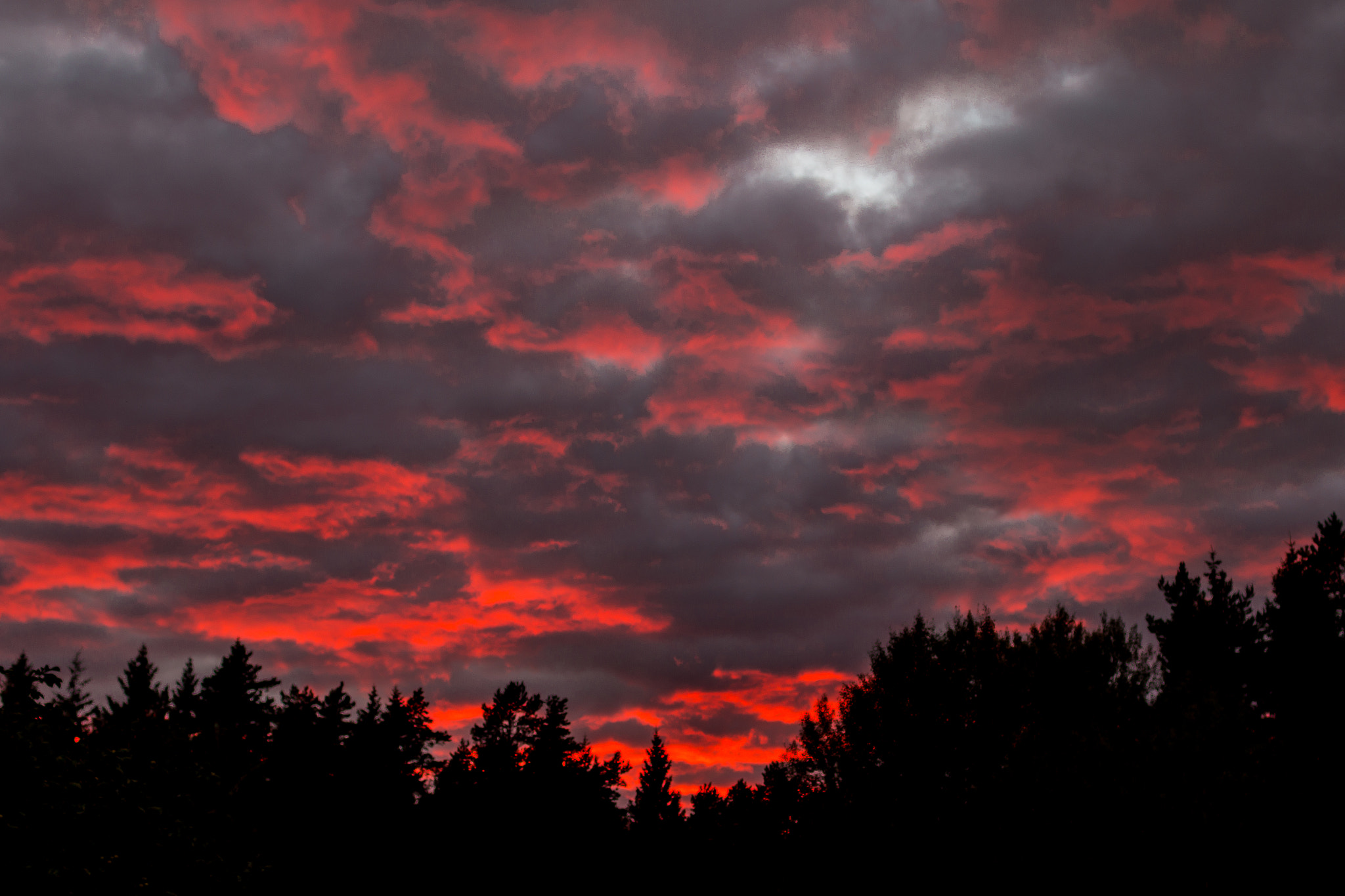 Canon EOS 70D + Canon EF 35mm F1.4L USM sample photo. Crazy clouds photography