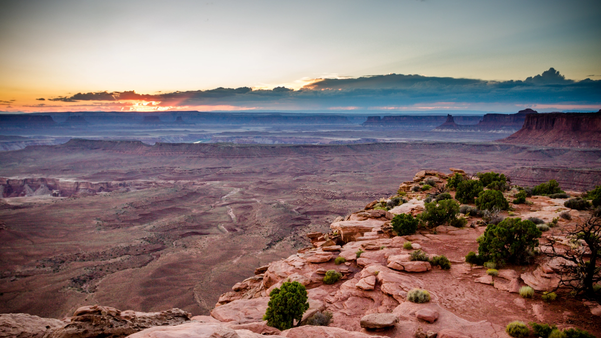 Canon EOS 750D (EOS Rebel T6i / EOS Kiss X8i) + Canon EF 17-40mm F4L USM sample photo. Sundown at canyonlands national park photography