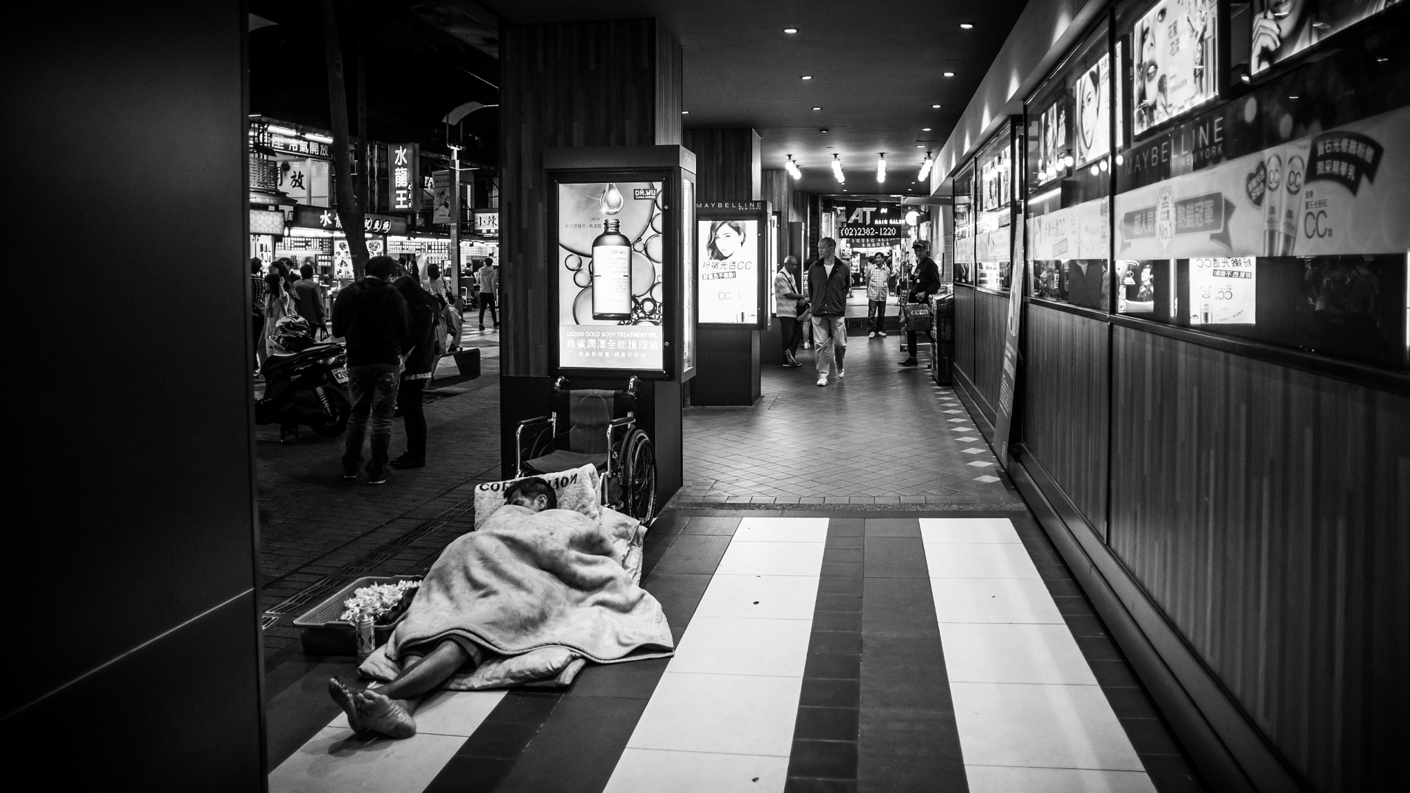 Nikon D610 + Nikon AF Nikkor 20mm F2.8D sample photo. Homeless people in taipei photography