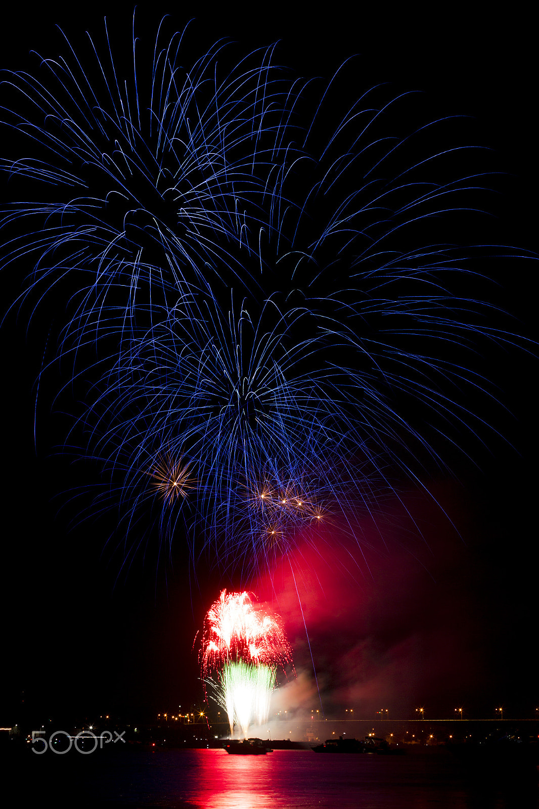 Canon EOS-1D Mark IV + Canon EF 70-200mm F2.8L USM sample photo. Night fireworks photography