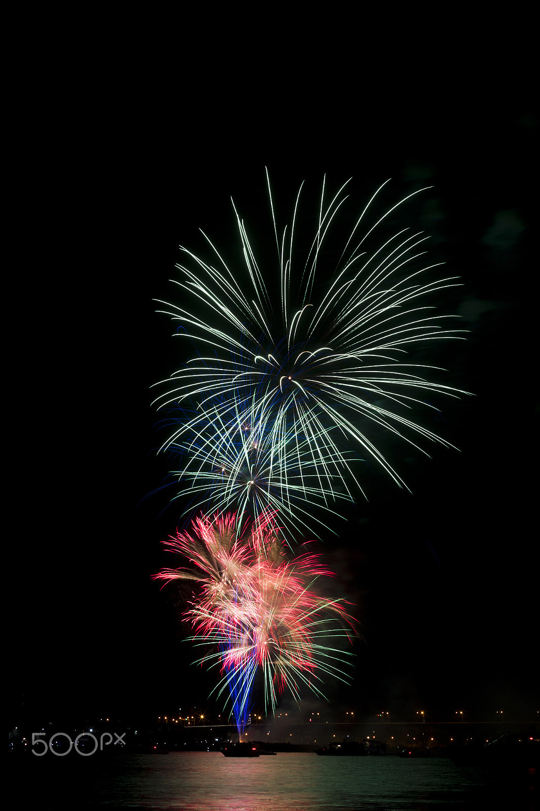 Canon EOS-1D Mark IV + Canon EF 70-200mm F2.8L USM sample photo. Night fireworks photography