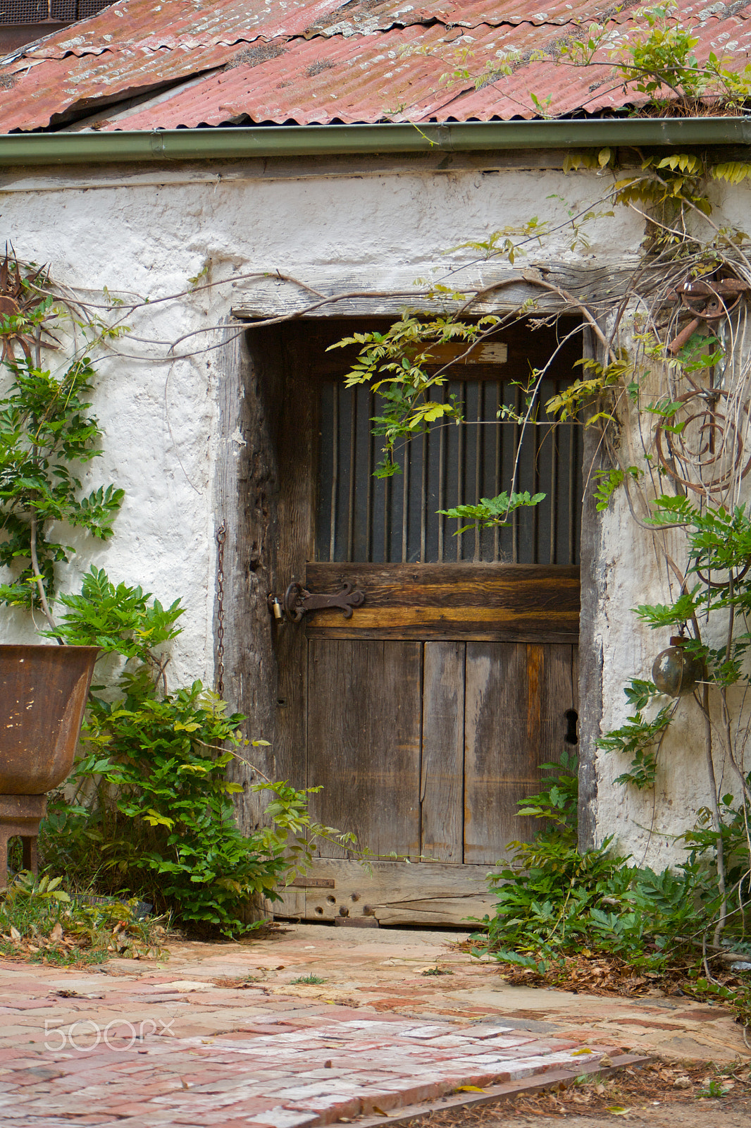 Canon EOS 5D + Canon EF 70-200mm F2.8L IS USM sample photo. A weathered door on a derelict outbuilding photography