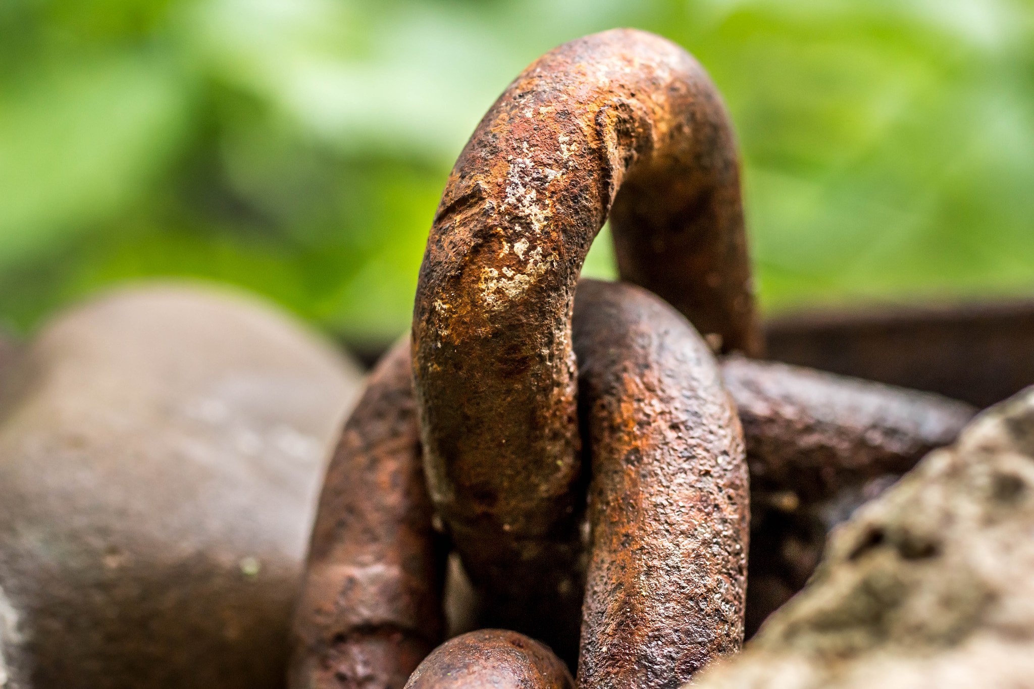 Canon EOS 70D + Canon EF 50mm F2.5 Macro sample photo. Rusted metal chain photography