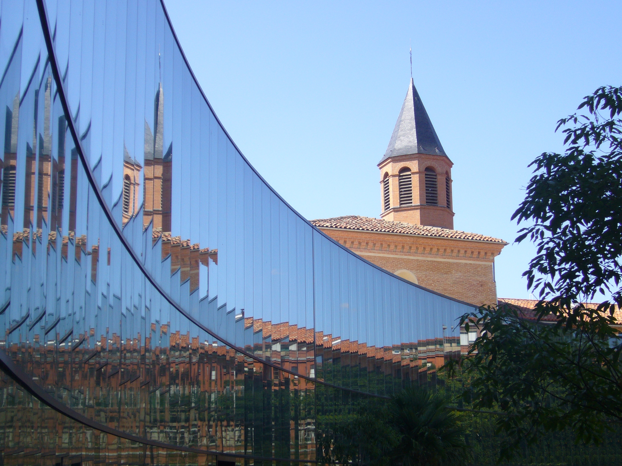 Panasonic DMC-FX9 sample photo. Toulouse,  mirrors & bricks photography
