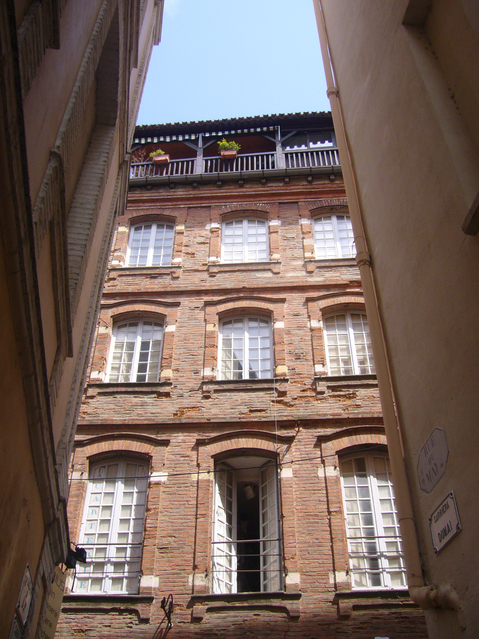 Panasonic DMC-FX9 sample photo. Toulouse inspiration in the streets photography