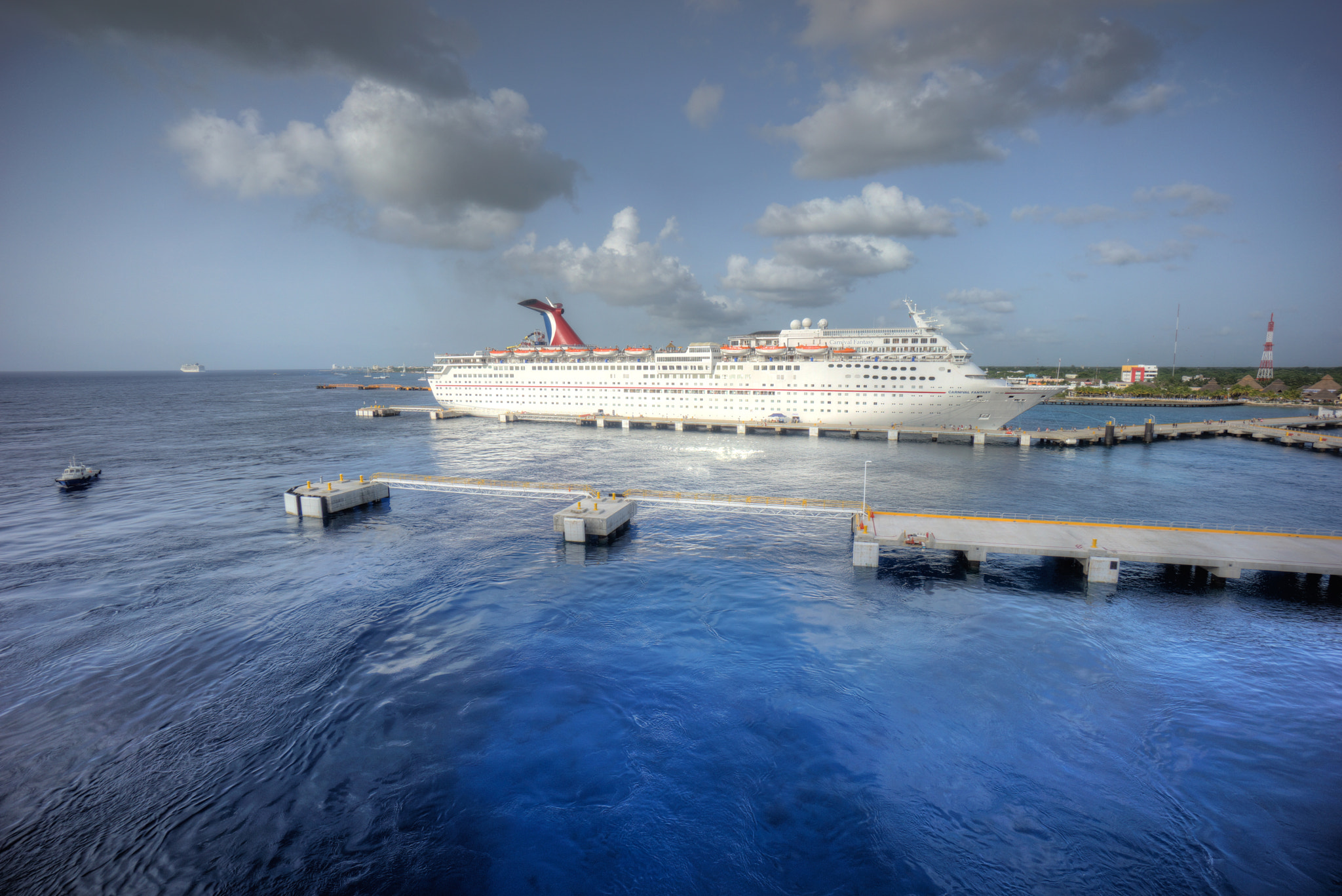 Sony Alpha NEX-7 + Sony E 10-18mm F4 OSS sample photo. Fantasy cruise photography