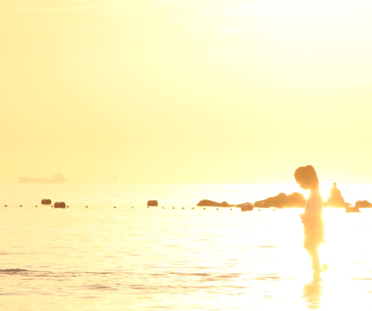 Canon EOS 70D + Canon 18-200mm sample photo. A girl bathing  in the sunshine photography