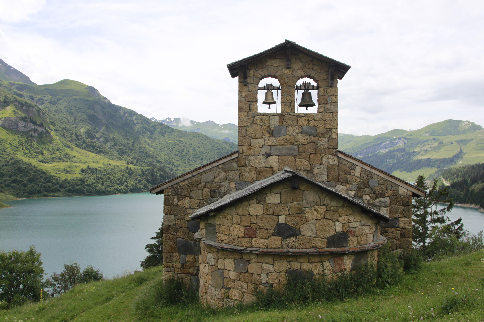 Canon EOS 500D (EOS Rebel T1i / EOS Kiss X3) + Canon EF 20-35mm F3.5-4.5 USM sample photo. Lac de roselend photography