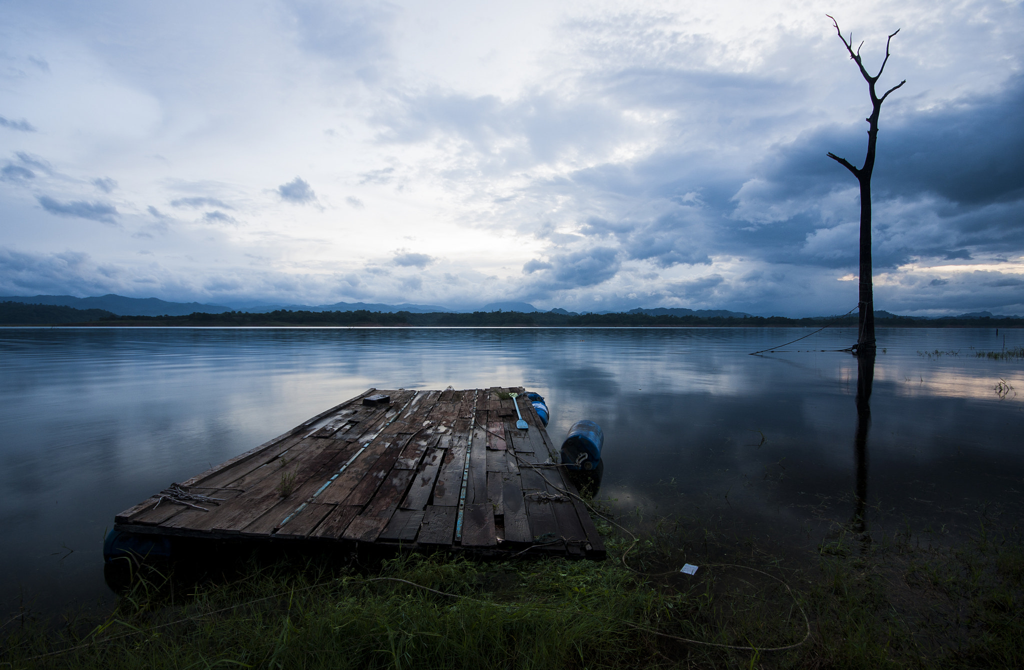 Canon EOS 40D + Sigma 10-20mm F4-5.6 EX DC HSM sample photo. Raft riverside at night in srinakarin dam in kanch photography