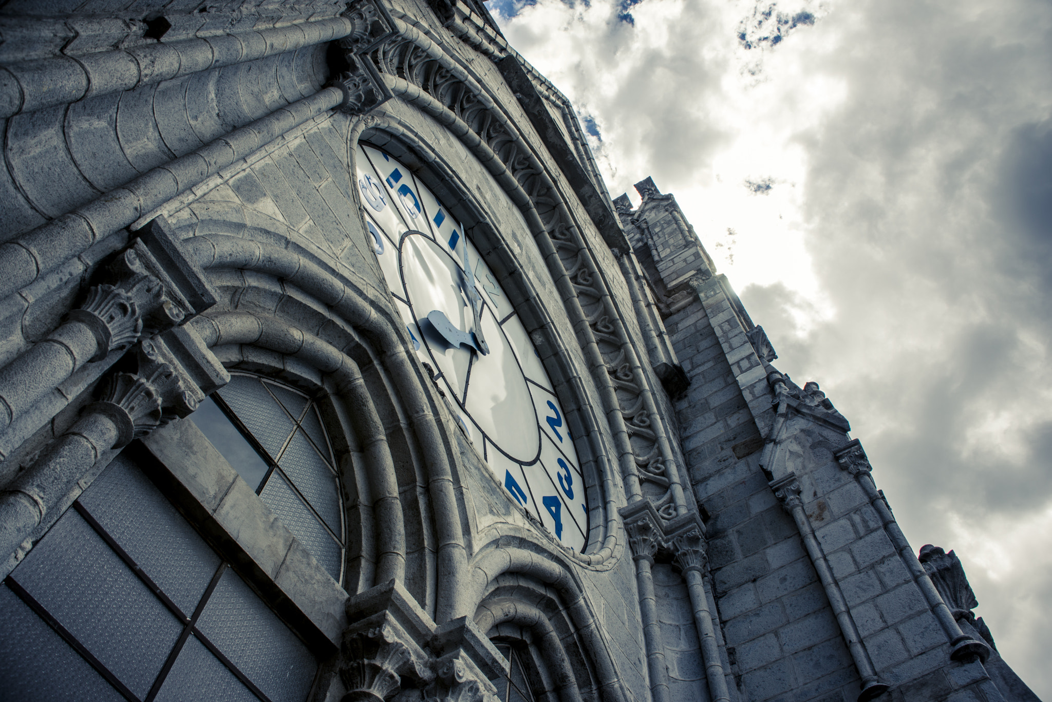 Nikon D800 + AF Zoom-Nikkor 28-200mm f/3.5-5.6D IF sample photo. Basílica// quito // ecuador photography