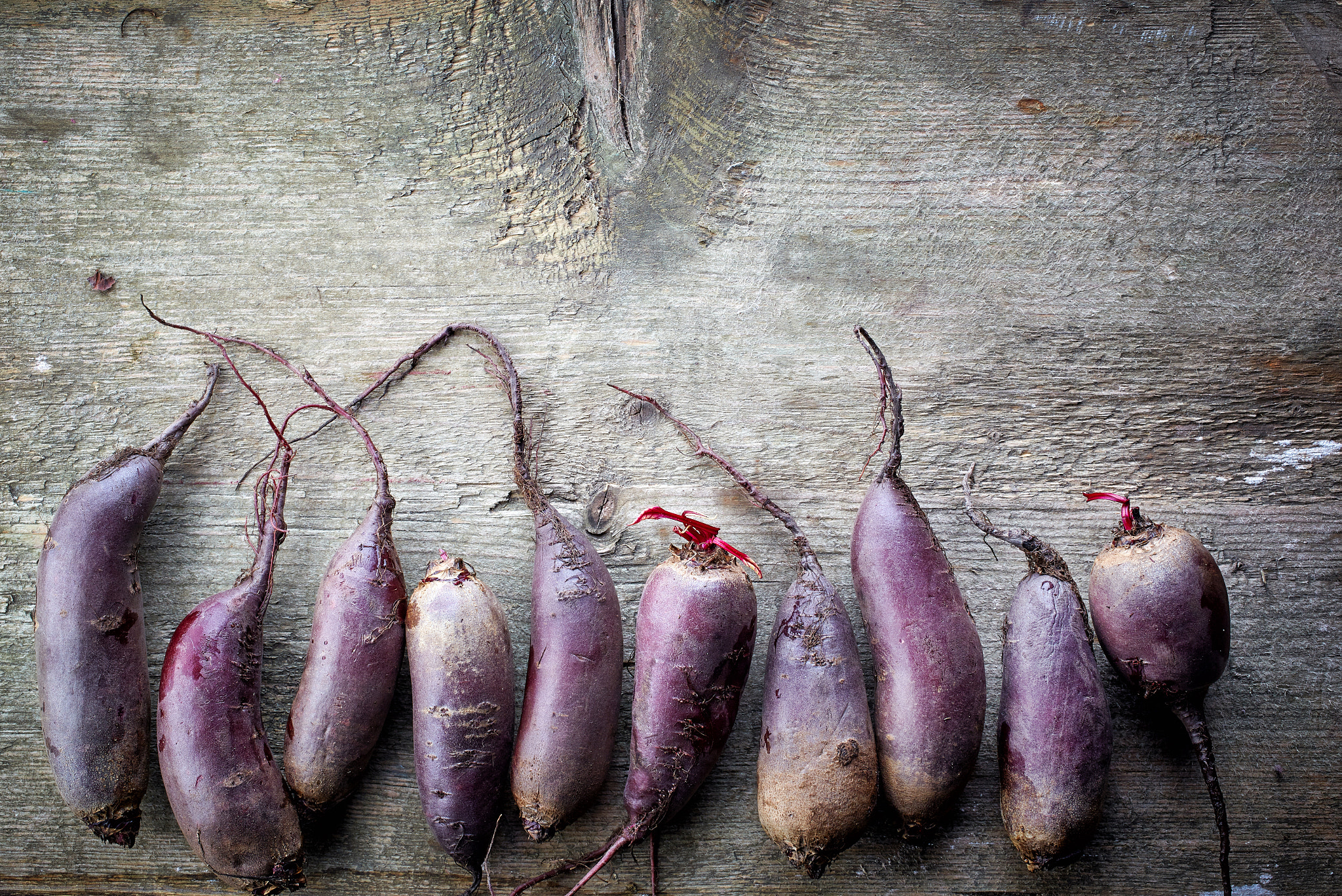 Canon EOS 6D + Canon EF 50mm F2.5 Macro sample photo. Beet roots on wooden table photography