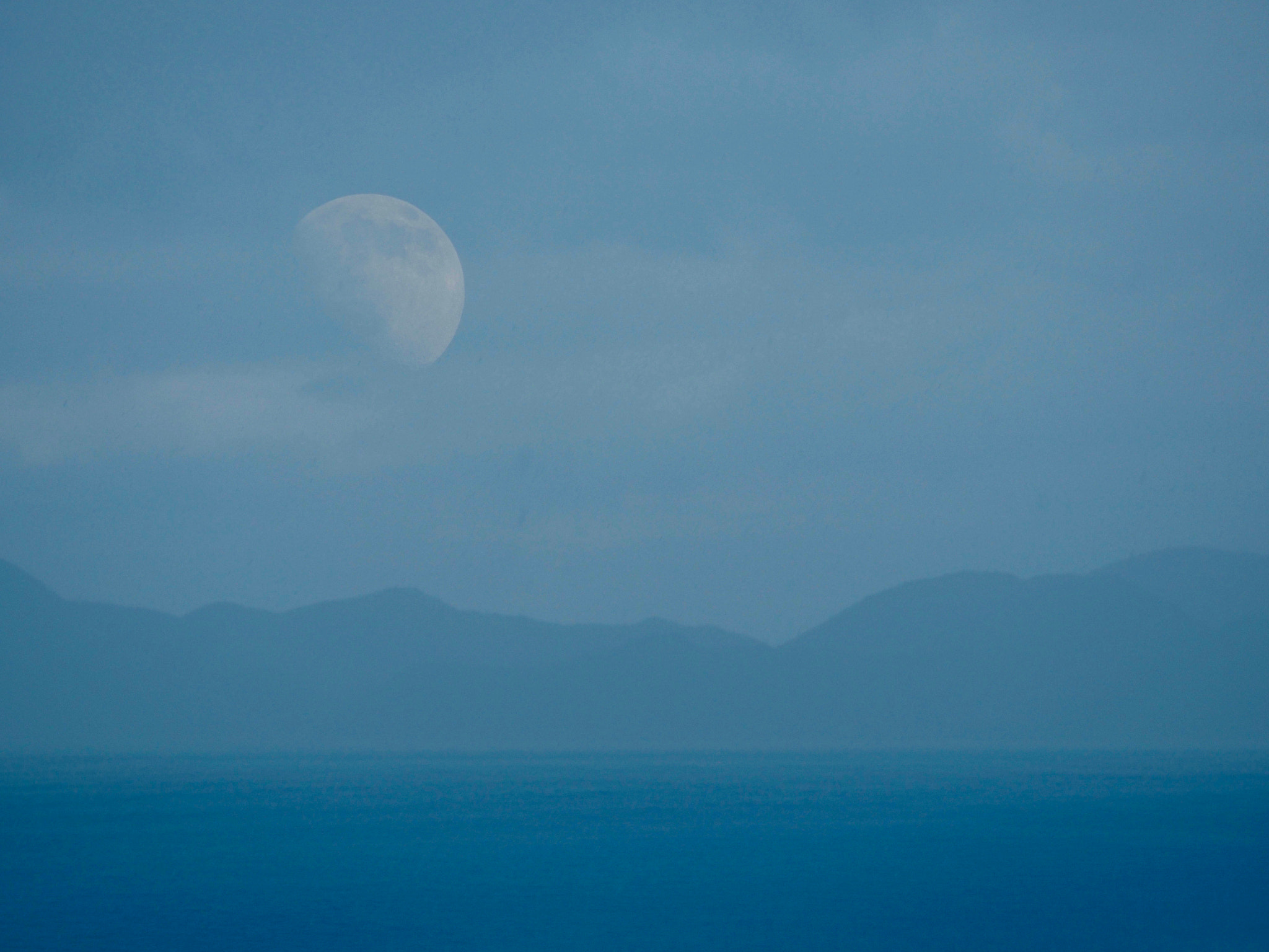 Olympus M.Zuiko Digital ED 14-150mm F4-5.6 sample photo. Moonrise and mist photography