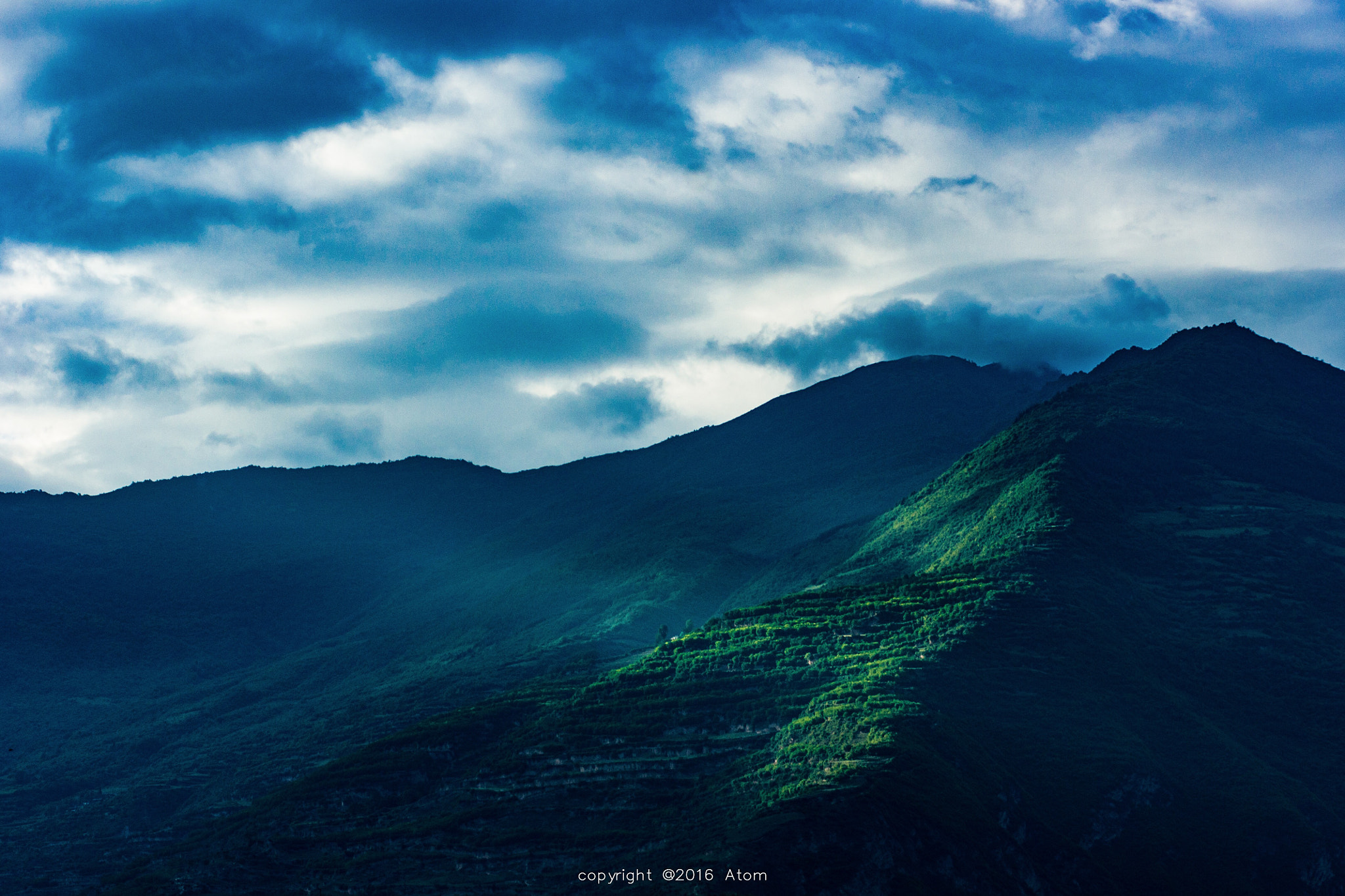 Sigma M-AF 70-200mm F2.8 EX APO sample photo. 苍翠霁后云犹在，斜阳流转踏风来——摄于沟口。泥石流、坠石扼住原本脆弱的公路，这里走过挑夫、马队，地震救援也于此打开过生命通道。文章憎命达，风光嗜艰险。 photography