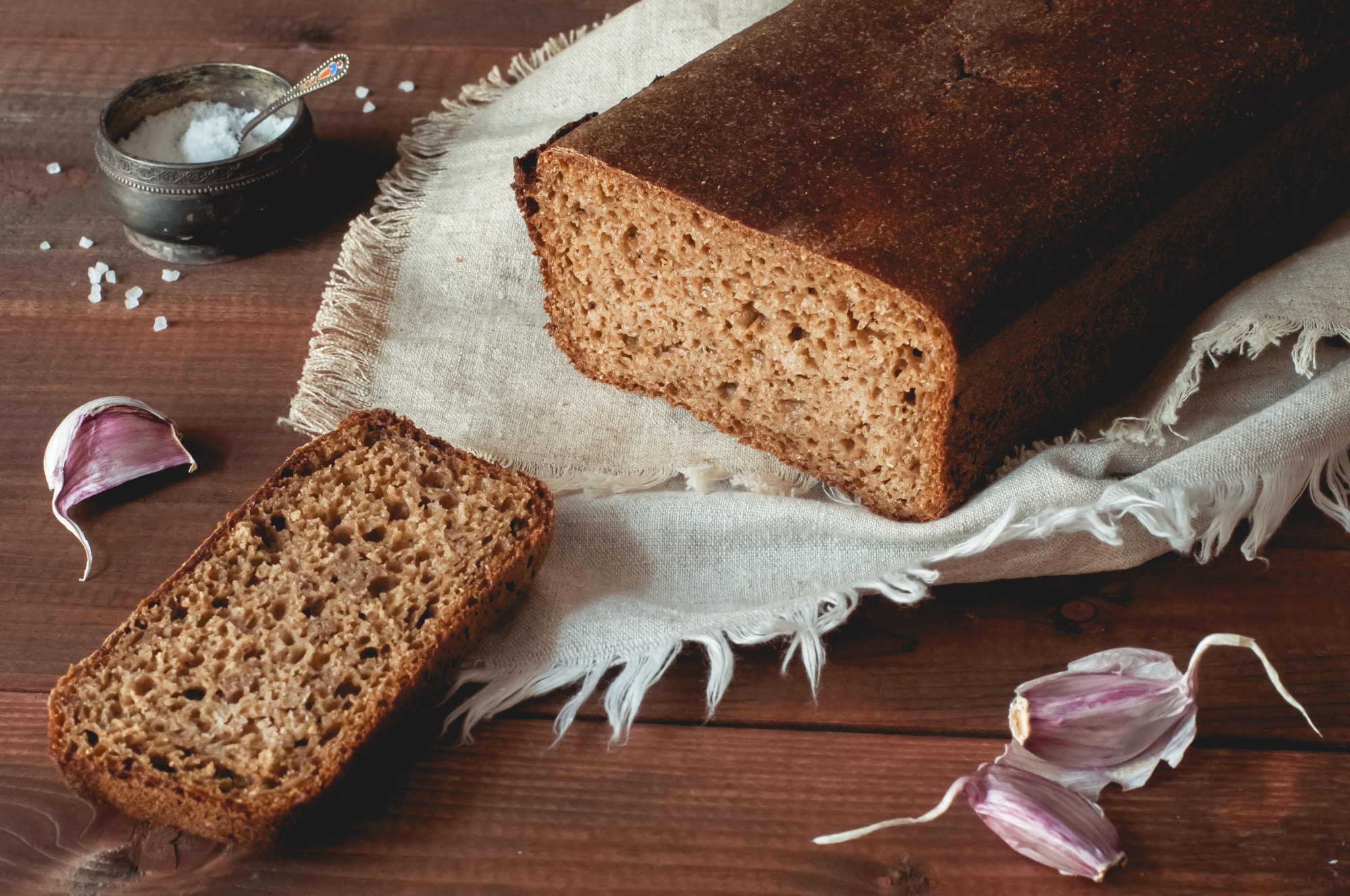Nikon D300S + Nikon AF Nikkor 50mm F1.4D sample photo. Rye bread and garlic photography