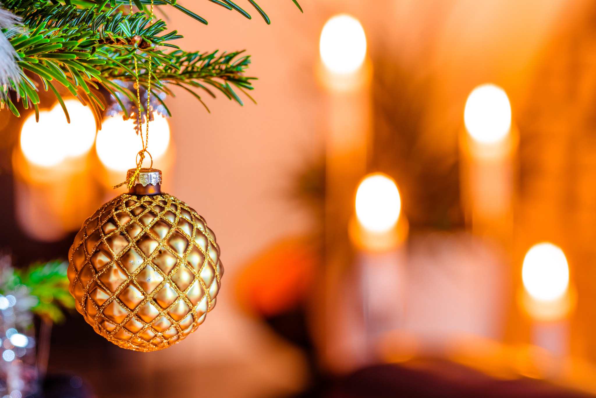 Sony a7R + Sony 70-400mm F4-5.6 G SSM II sample photo. Golden bauble on a christmas tree photography