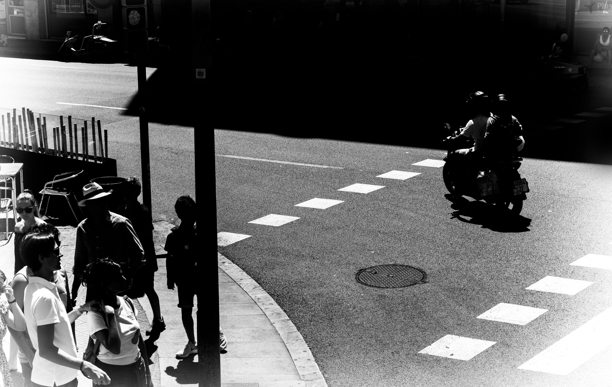Nikon AF-S DX Micro Nikkor 40mm F2.8 sample photo. Streets of barcelona photography